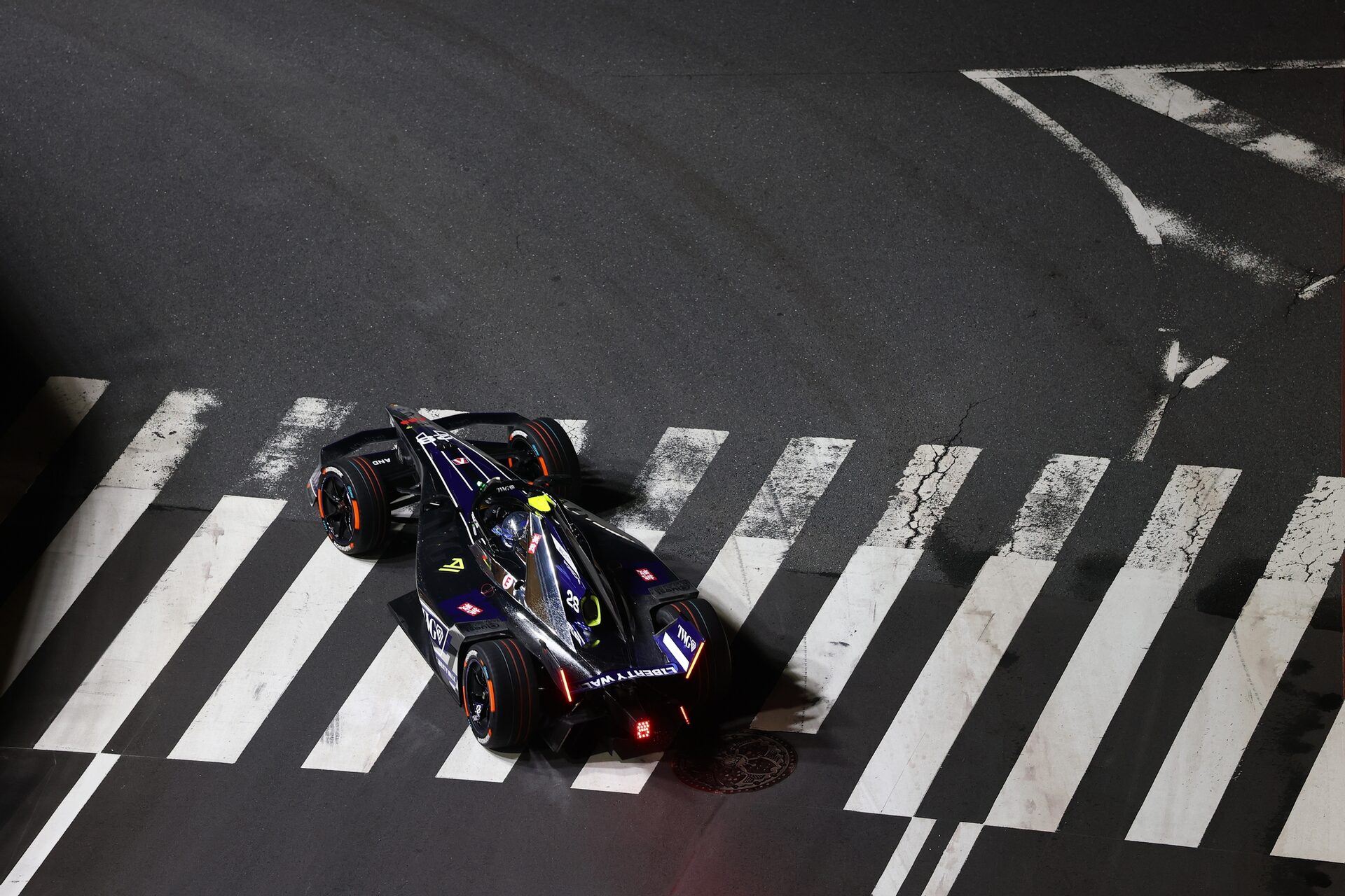 Felipe Drugovich de Brasil pilotando el (28) Andretti Formula E Porsche 99X Electric en pista durant