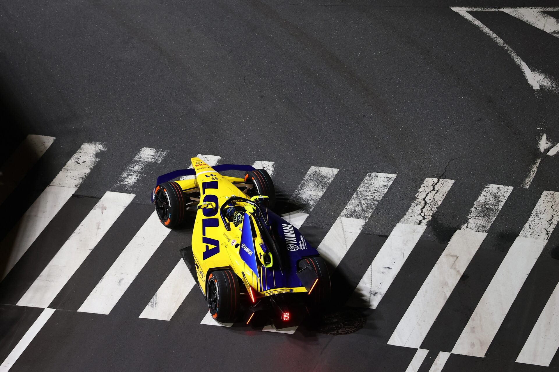 Lucas di Grassi de Brasil pilotando el (11) Lola Yamaha ABT Formula E Team Lola-Yamaha T001 en pista