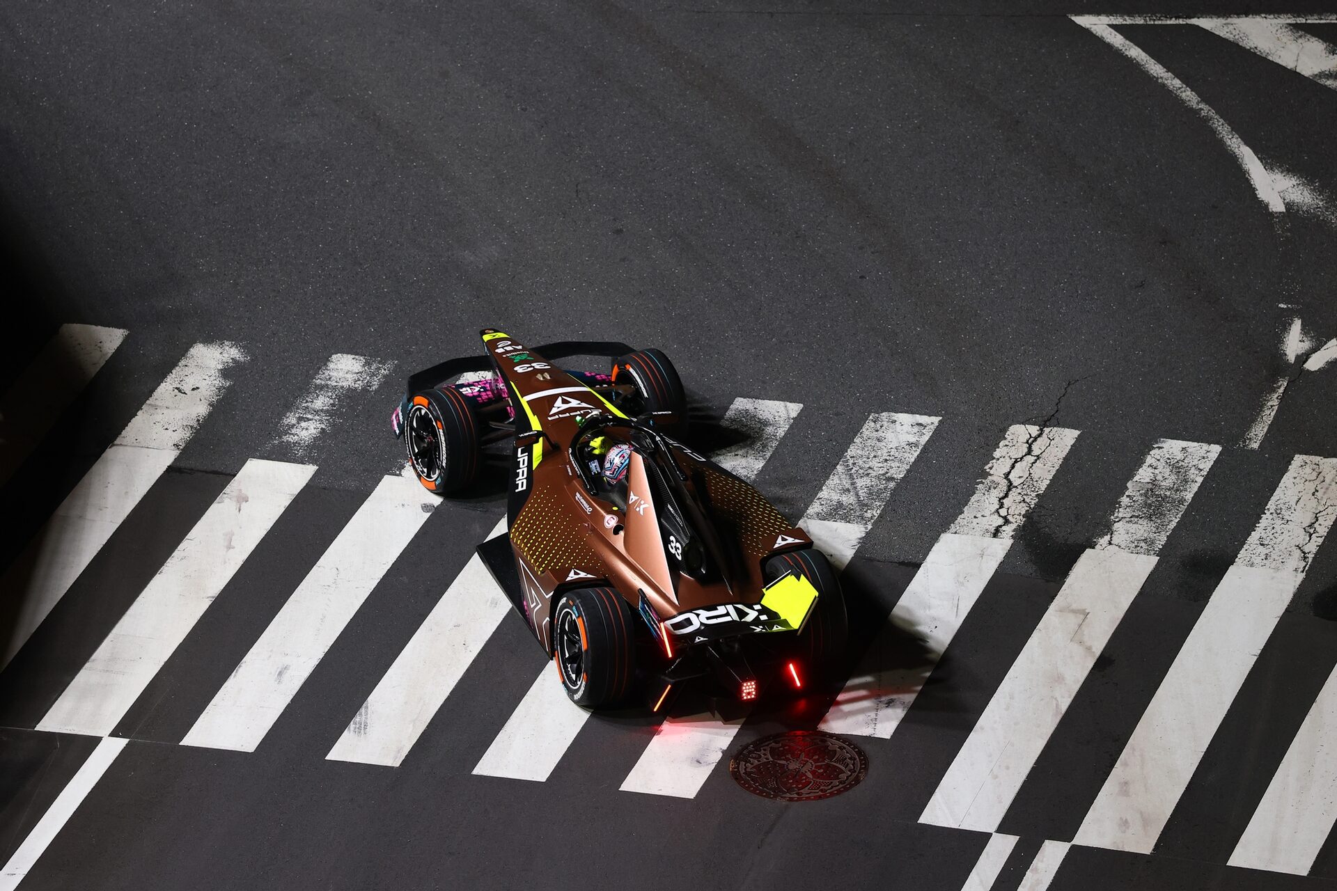 Dan Ticktum de Gran Bretaña pilotando el (33) CUPRA KIRO Porsche 99X Electric WCG3 en pista durante 