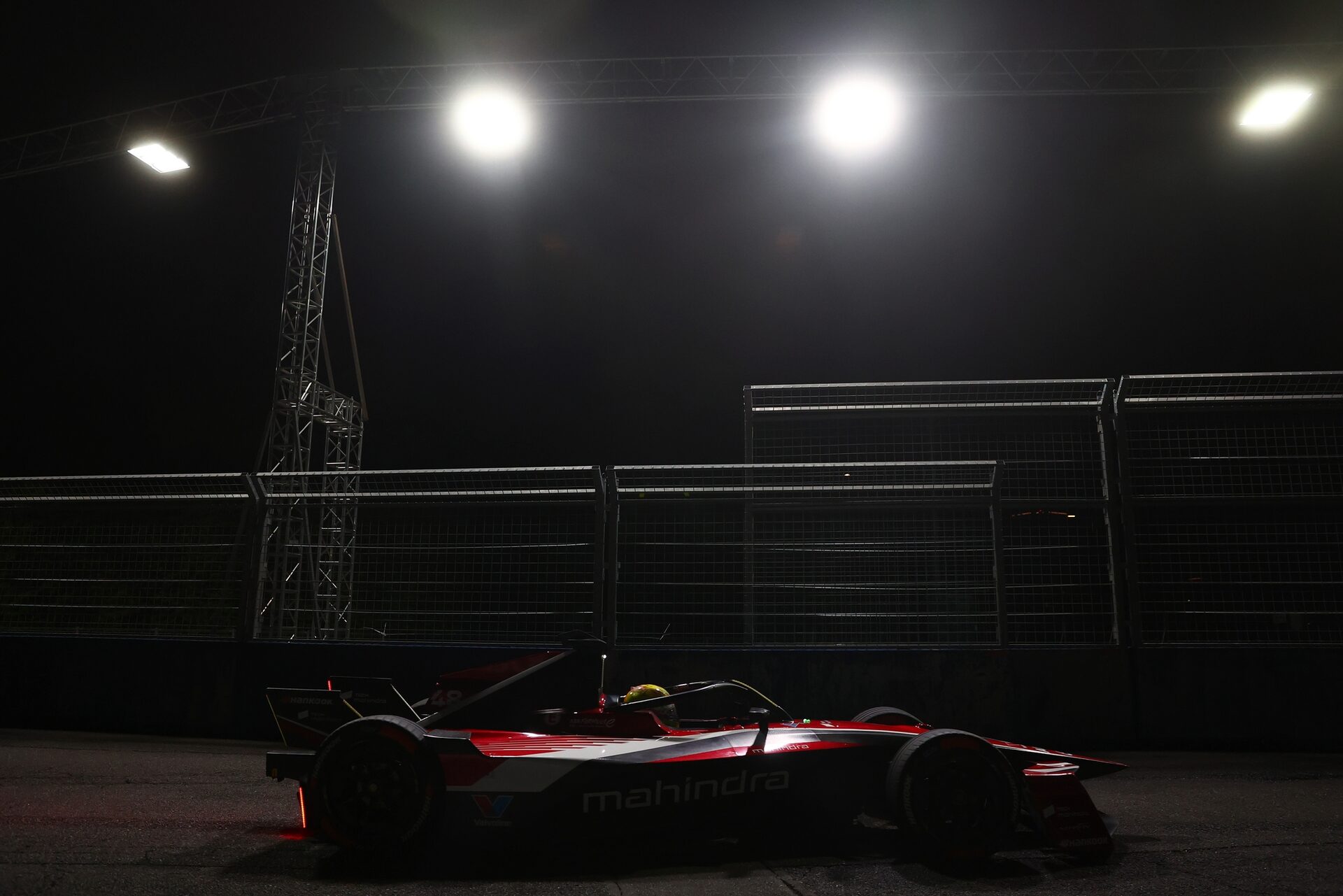 Edoardo Mortara de Suiza pilotando el (48) Mahindra Racing Mahindra M12Electro en pista durante la s