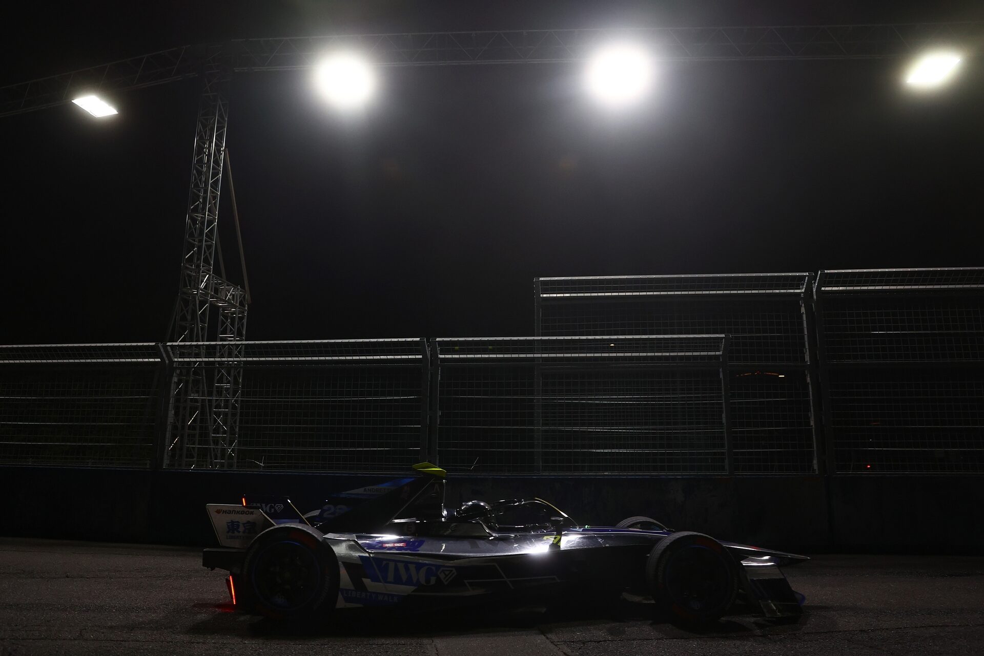 Felipe Drugovich de Brasil pilotando el (28) Andretti Formula E Porsche 99X Electric en pista durant