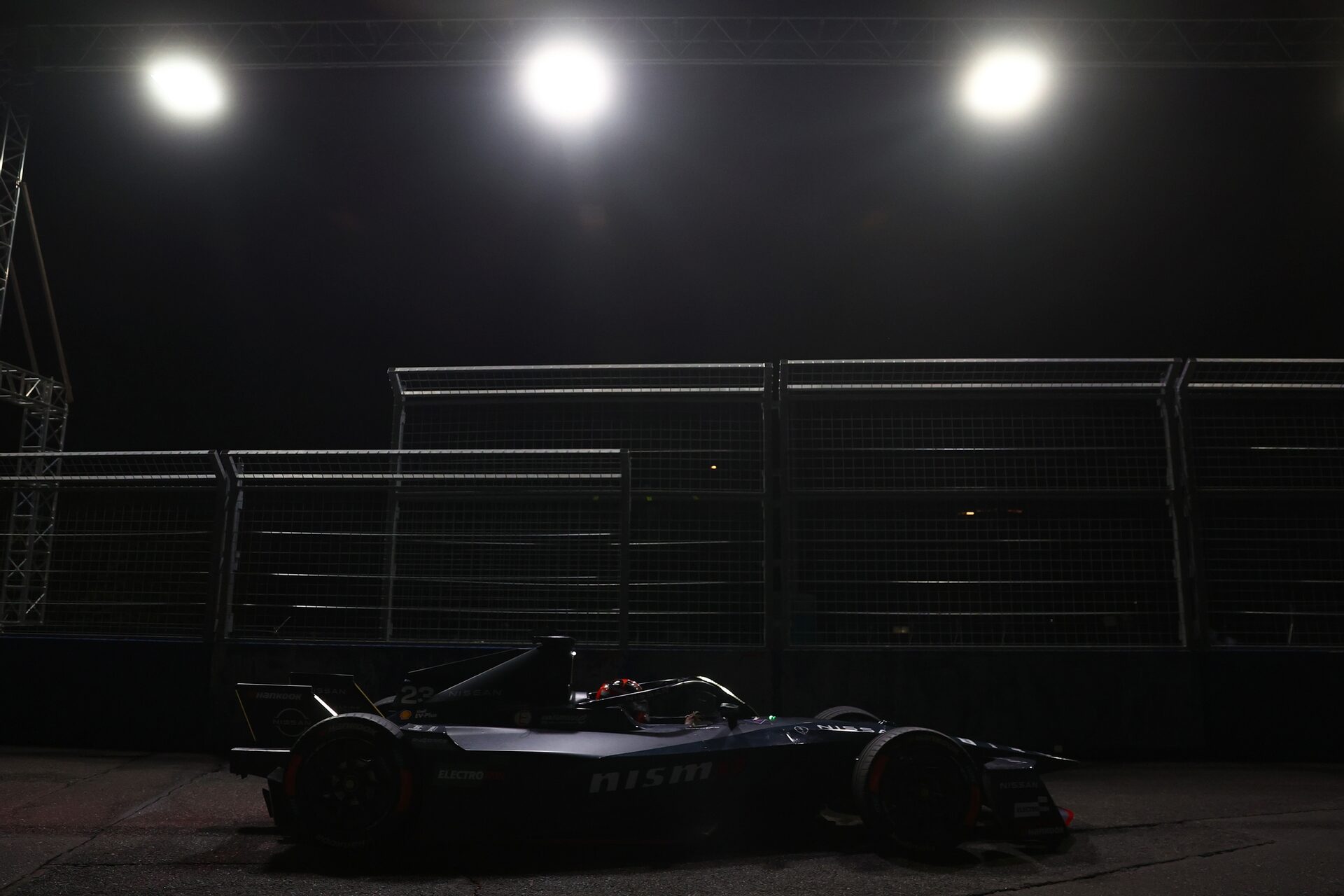 Norman Nato de Francia pilotando el (23) Nissan Formula E Team Nissan e-4ORCE 05 en pista durante la