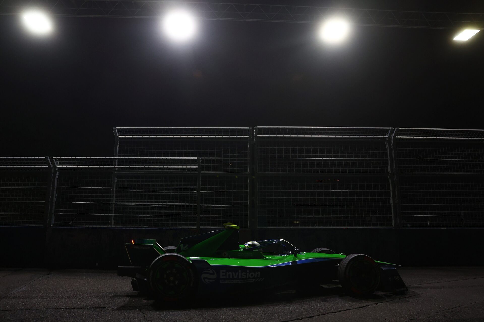 Joel Eriksson of Sweden pilotando el (14) Envision Racing Jaguar I-TYPE 7 en pista durante la sesión