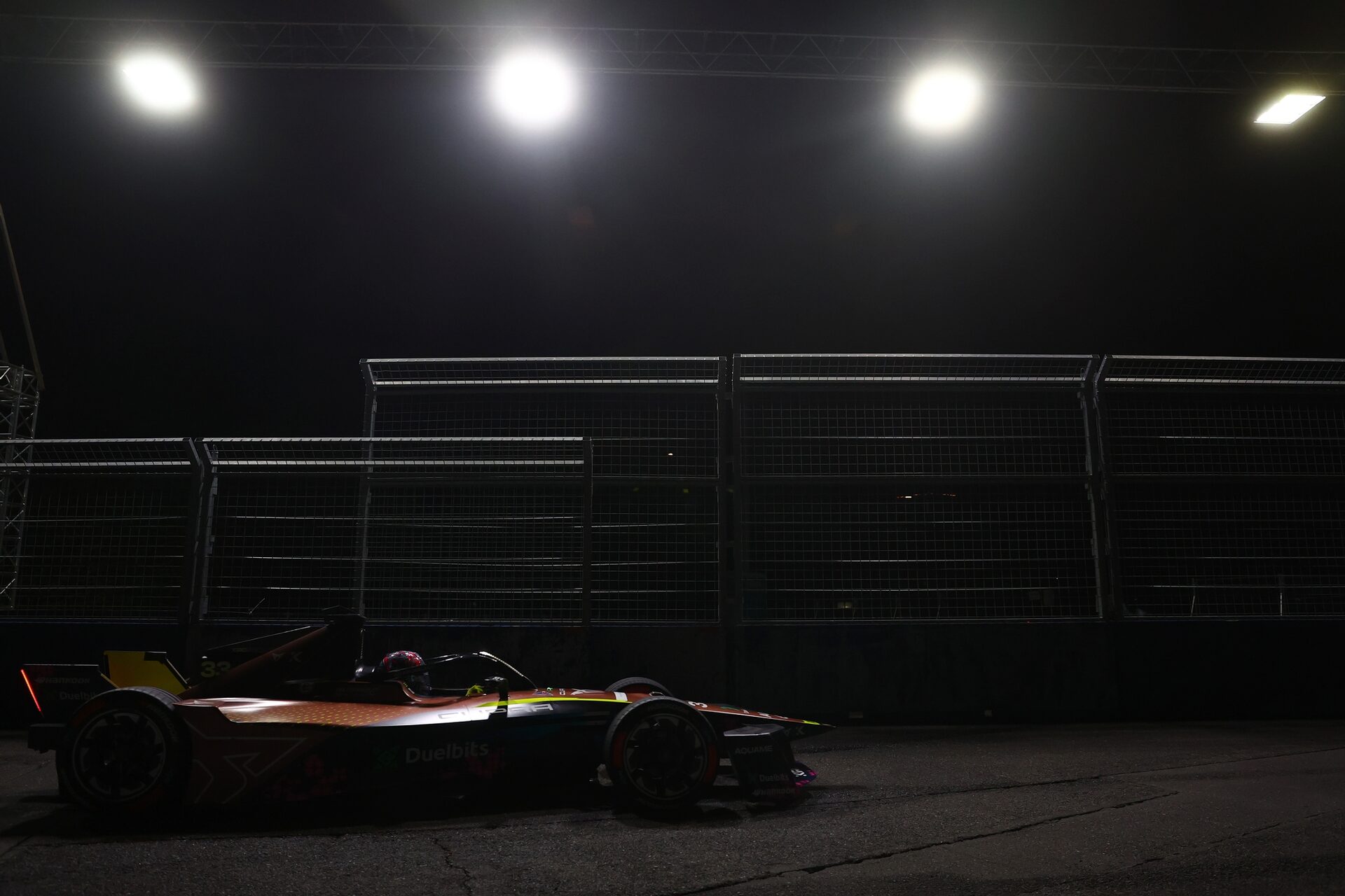 Dan Ticktum de Gran Bretaña pilotando el (33) CUPRA KIRO Porsche 99X Electric WCG3 en pista durante 