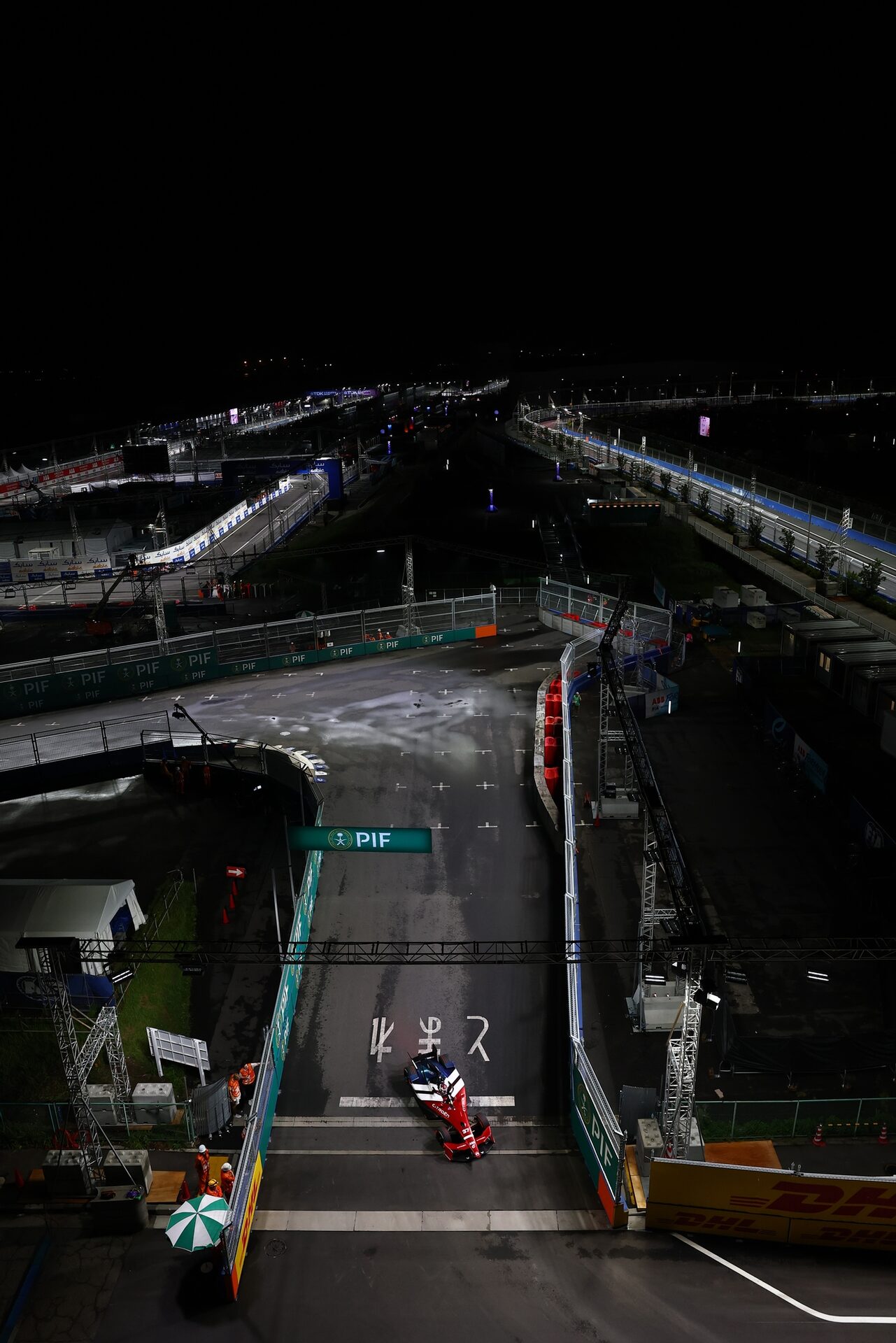 Nick Cassidy de Nueva Zelanda pilotando el (37) Citroen Racing e-CX en pista durante la sesión de en