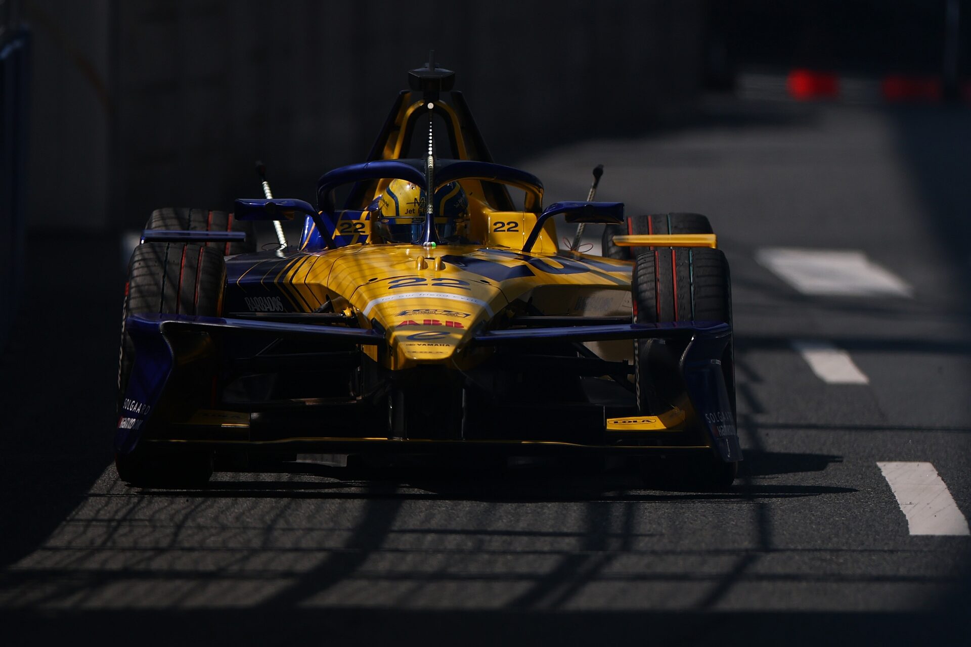 Zane Maloney de Barbados pilotando el (22) Lola Yamaha ABT Formula E Team Lola-Yamaha T001 en pista 