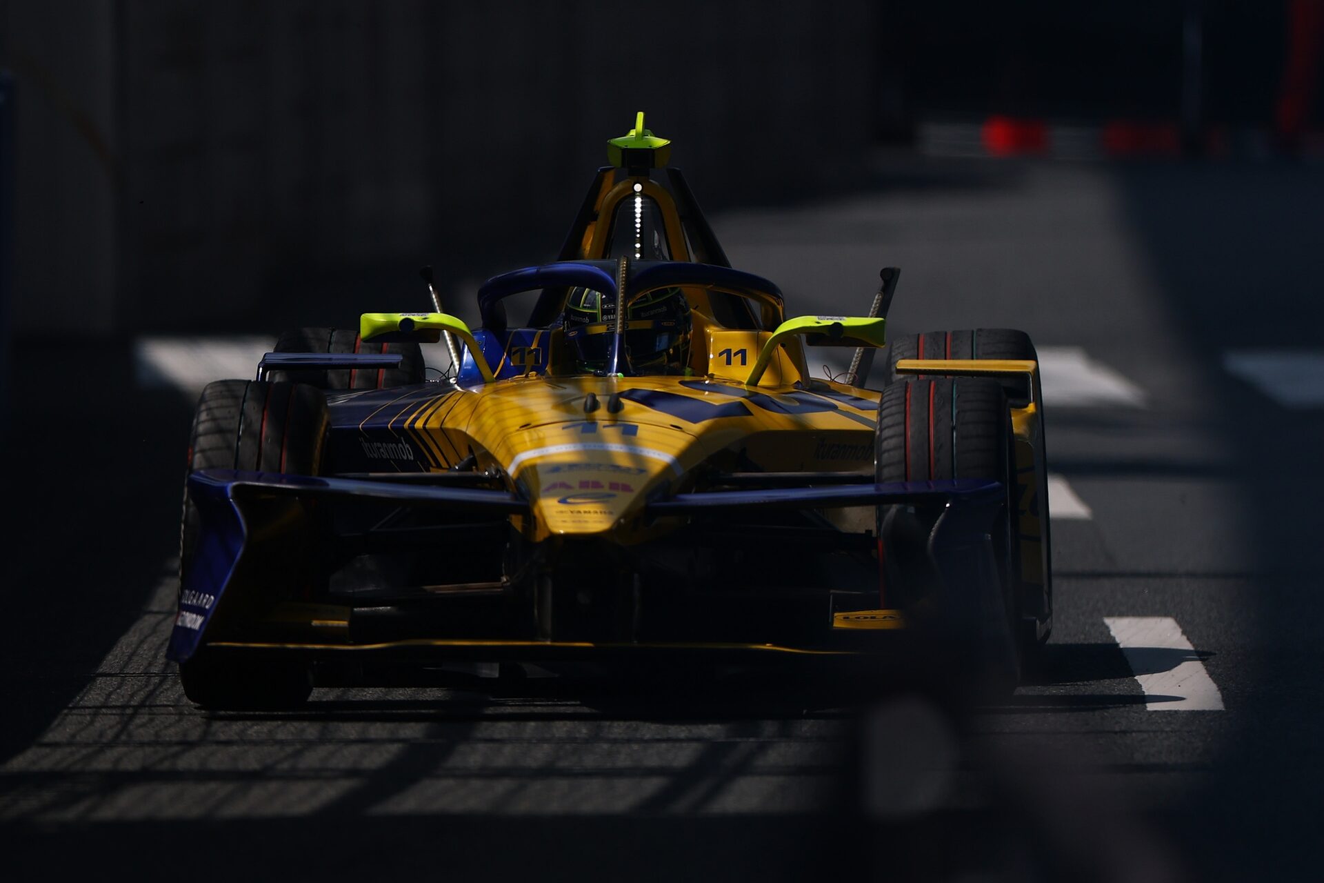Lucas di Grassi de Brasil pilotando el (11) Lola Yamaha ABT Formula E Team Lola-Yamaha T001 en pista