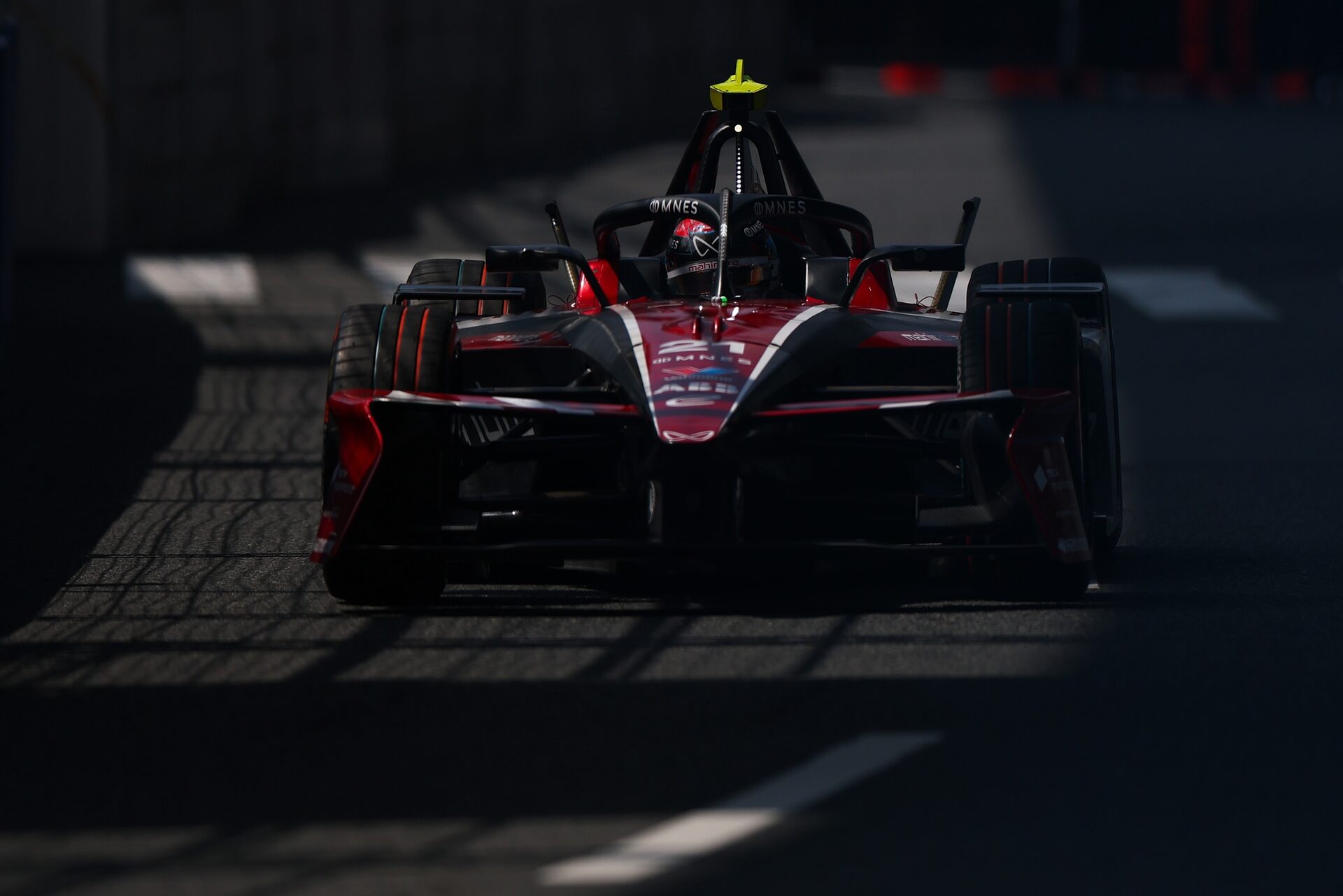 Nyck de Vries de los Países Bajos pilotando el (21) Mahindra Racing Mahindra M12Electro en pista dur