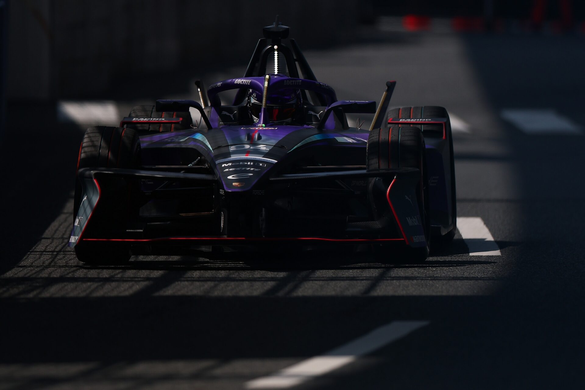 Pascal Wehrlein de Alemania pilotando el (94) Porsche Formula E Team Porsche 99X Electric en pista d