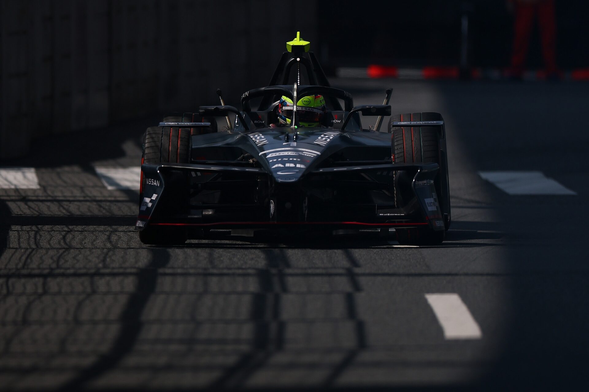 Oliver Rowland de Gran Bretaña pilotando el (1) Nissan Formula E Team Nissan e-4ORCE 05 en pista dur