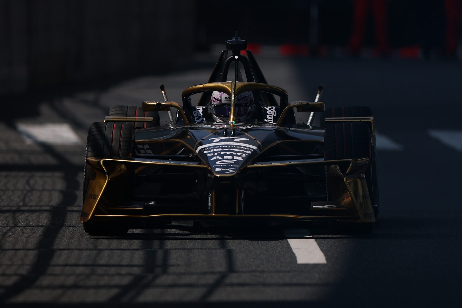 Taylor Barnard de Gran Bretaña pilotando el (77) DS Penske DS E-Tense FE25 en pista durante la sesió