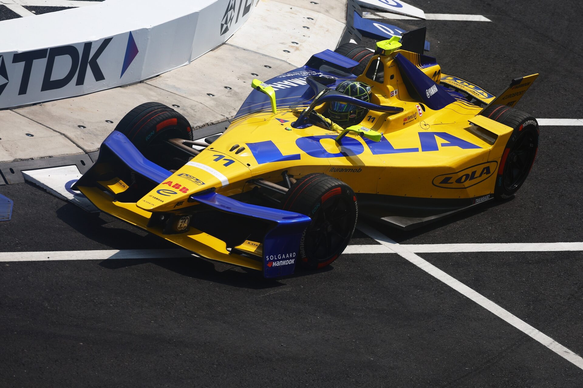 Lucas di Grassi de Brasil pilotando el (11) Lola Yamaha ABT Formula E Team Lola-Yamaha T001 en pista