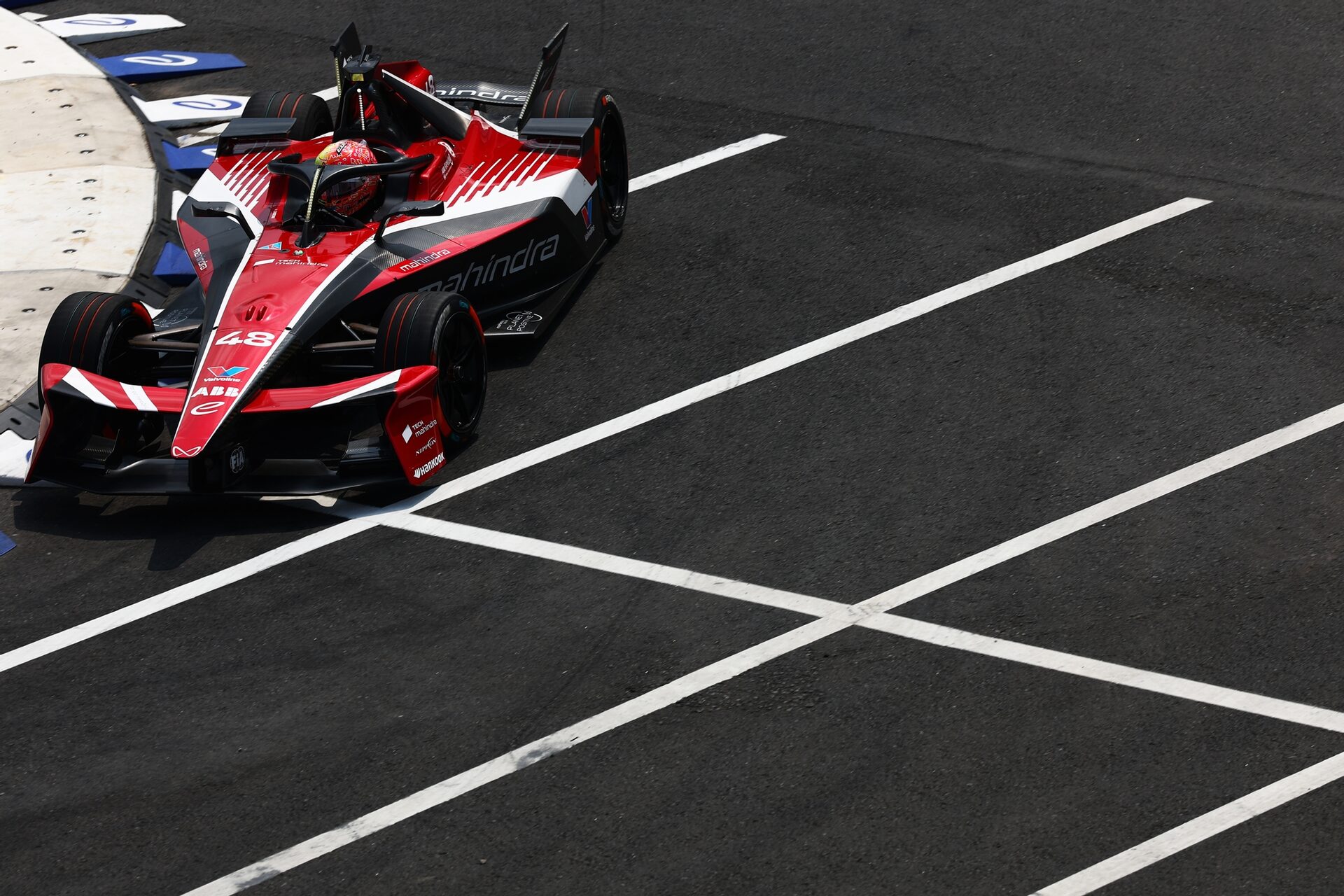 Edoardo Mortara de Suiza pilotando el (48) Mahindra Racing Mahindra M12Electro en pista durante la s