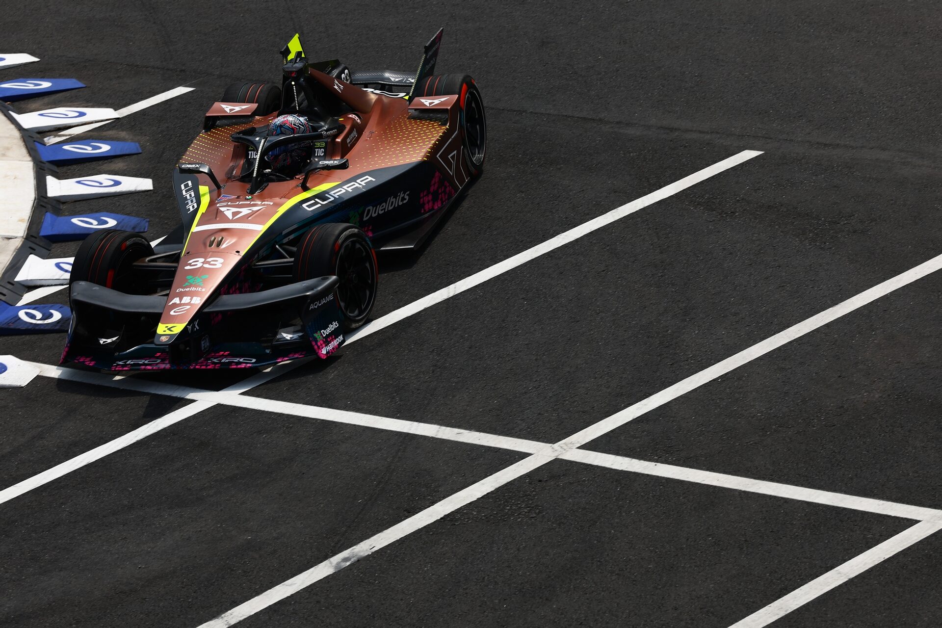 Dan Ticktum de Gran Bretaña pilotando el (33) CUPRA KIRO Porsche 99X Electric WCG3 en pista durante 