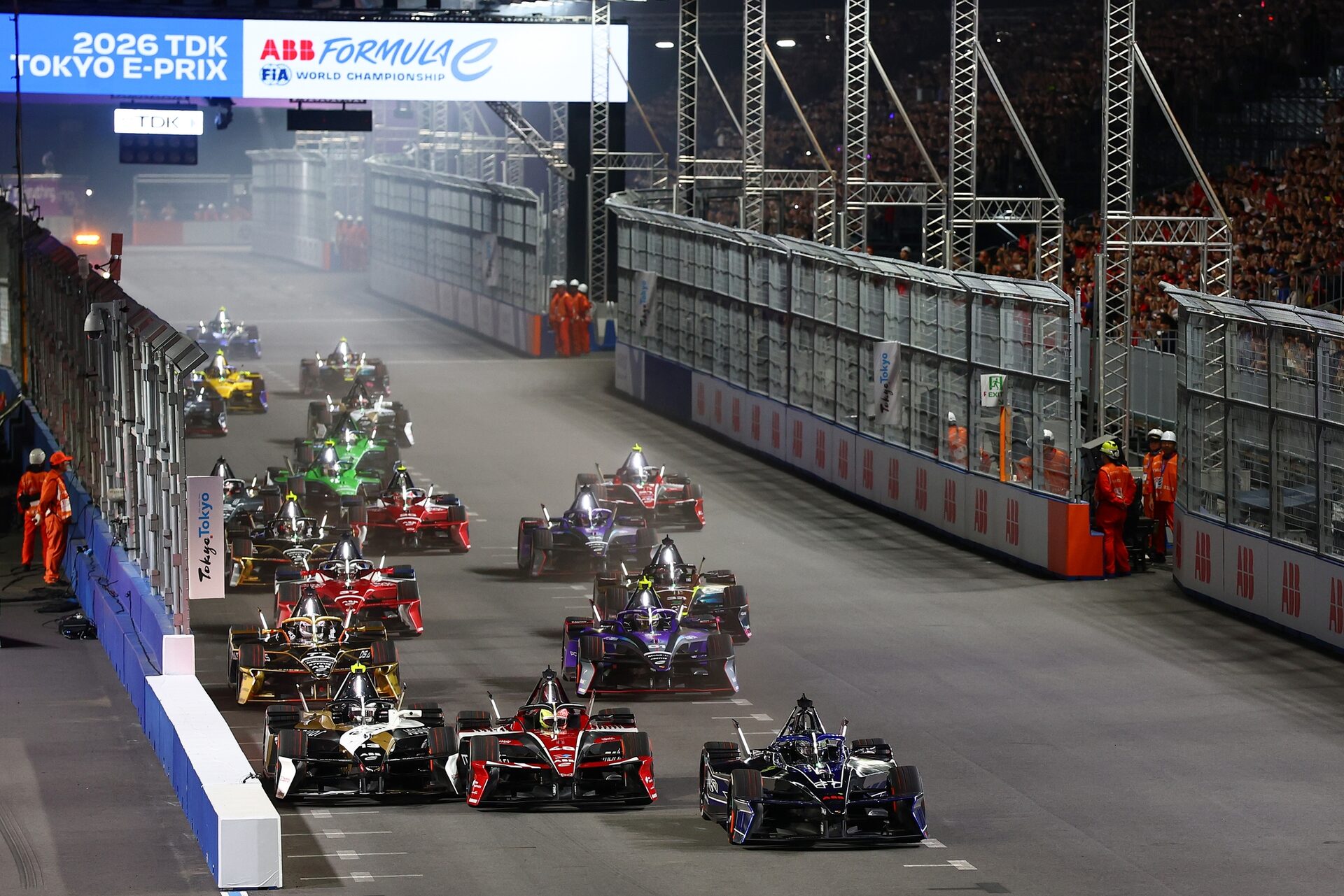 Jake Dennis de Gran Bretaña pilotando el (27) Andretti Formula E Porsche 99X Electric lidera a the f