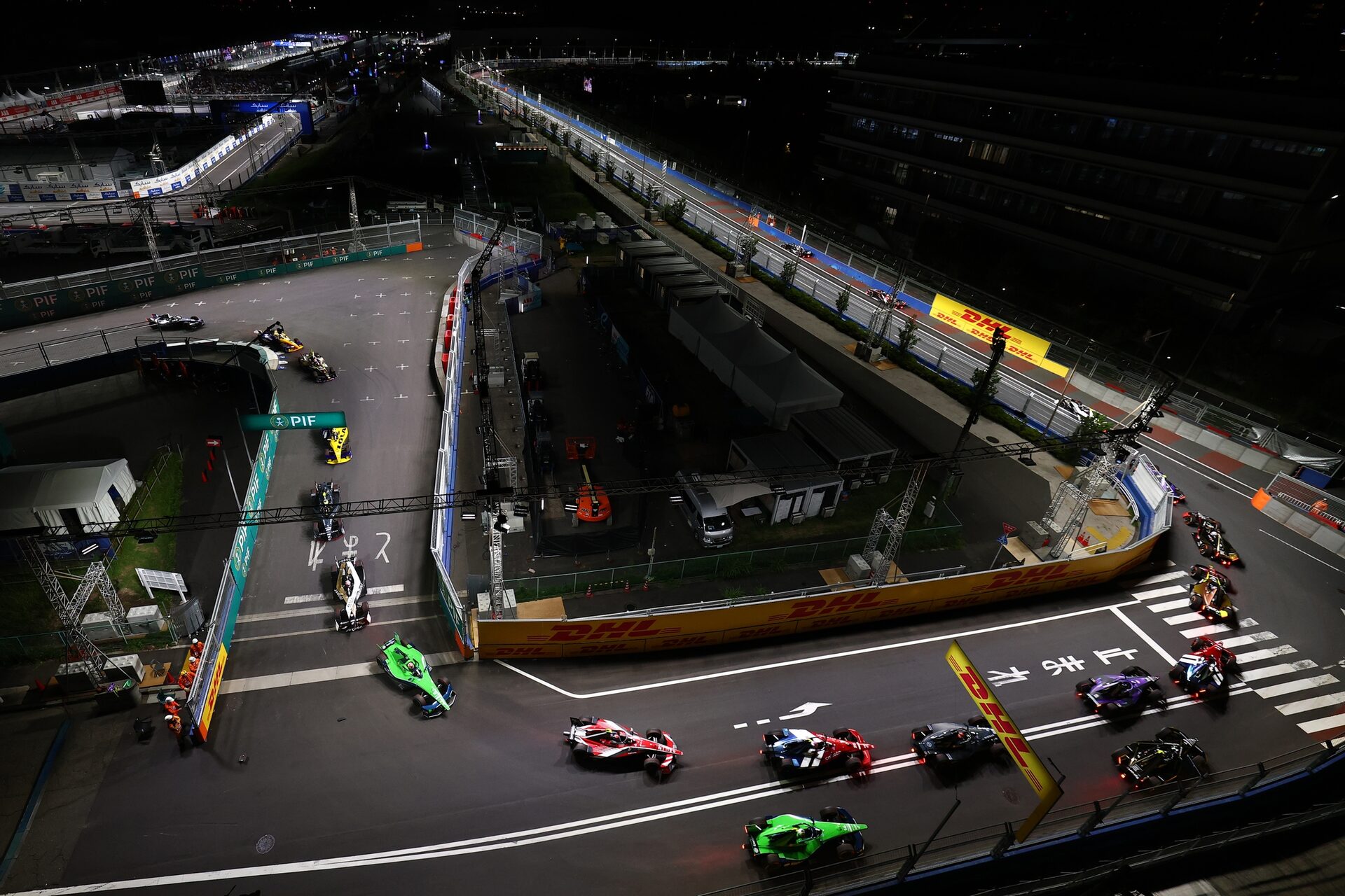 Jake Dennis de Gran Bretaña pilotando el (27) Andretti Formula E Porsche 99X Electric lidera a the f