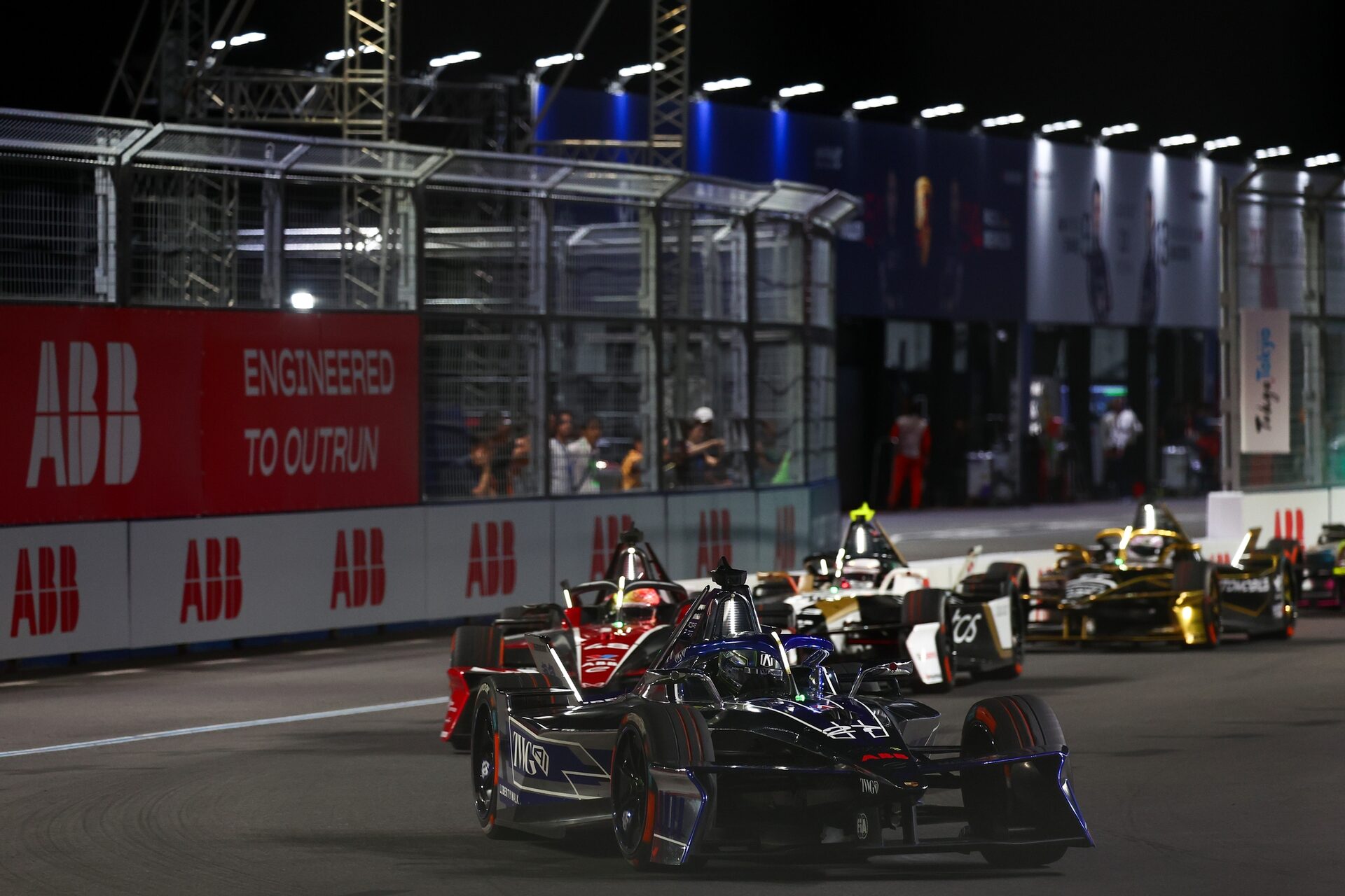 Jake Dennis de Gran Bretaña pilotando el (27) Andretti Formula E Porsche 99X Electric en pista duran