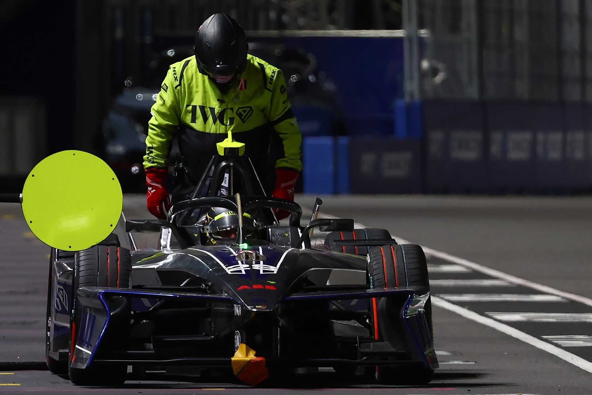 Felipe Drugovich de Brasil pilotando el (28) Andretti Formula E Porsche 99X Electric makes a Pit Boo