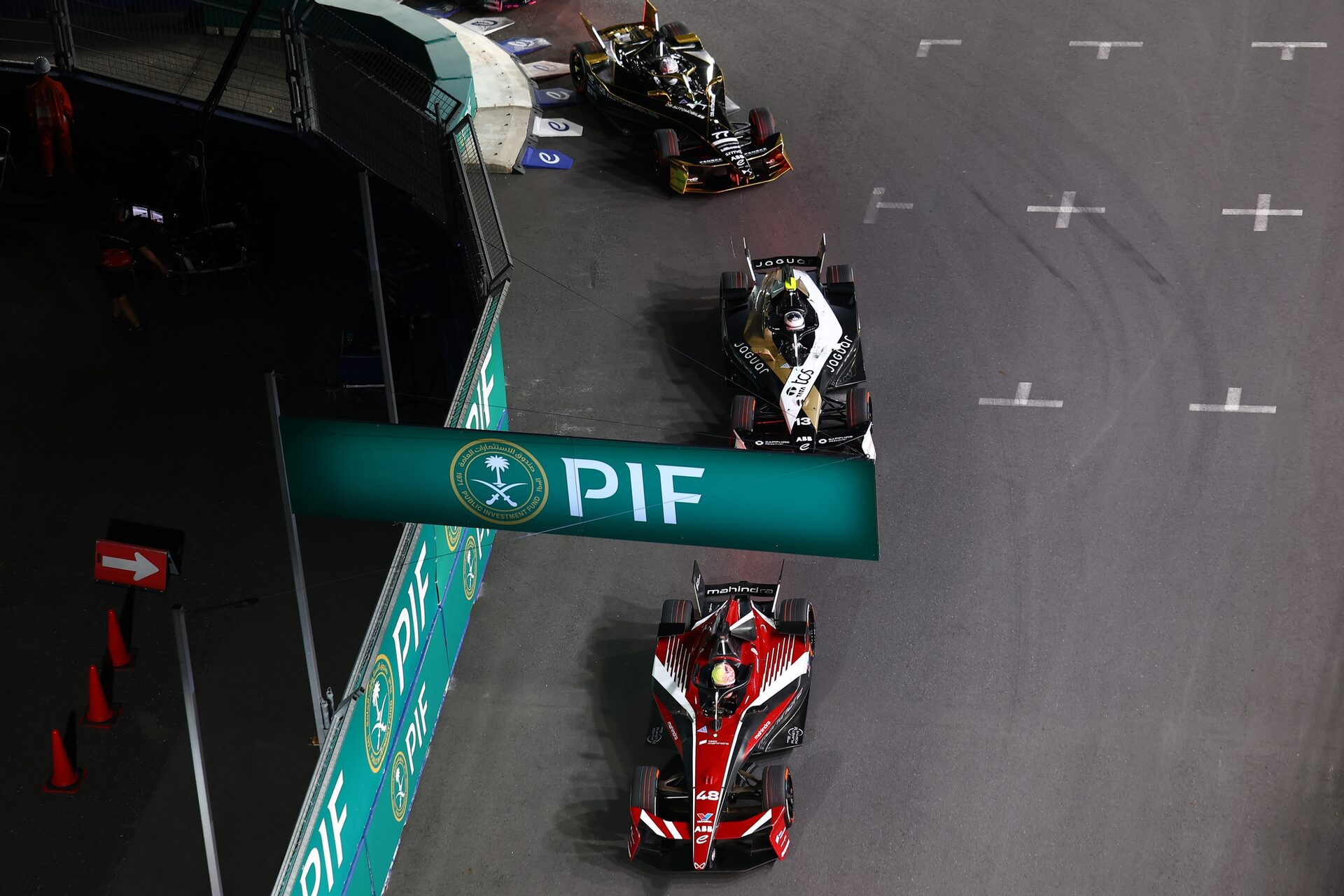 Edoardo Mortara de Suiza pilotando el (48) Mahindra Racing Mahindra M12Electro en pista durante el T