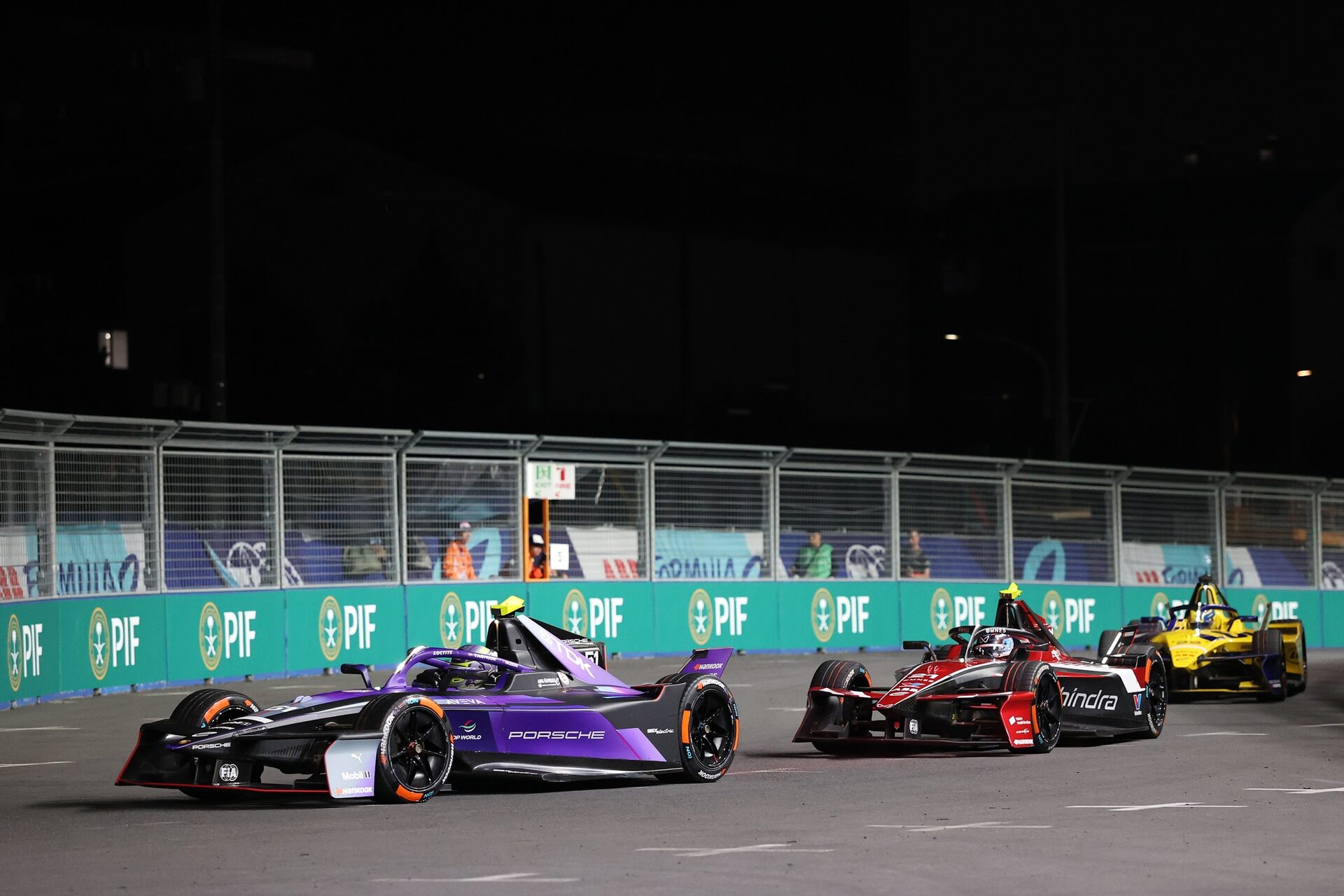 Nico Muller de Suiza pilotando el (51) Porsche Formula E Team Porsche 99X Electric en pista durante 