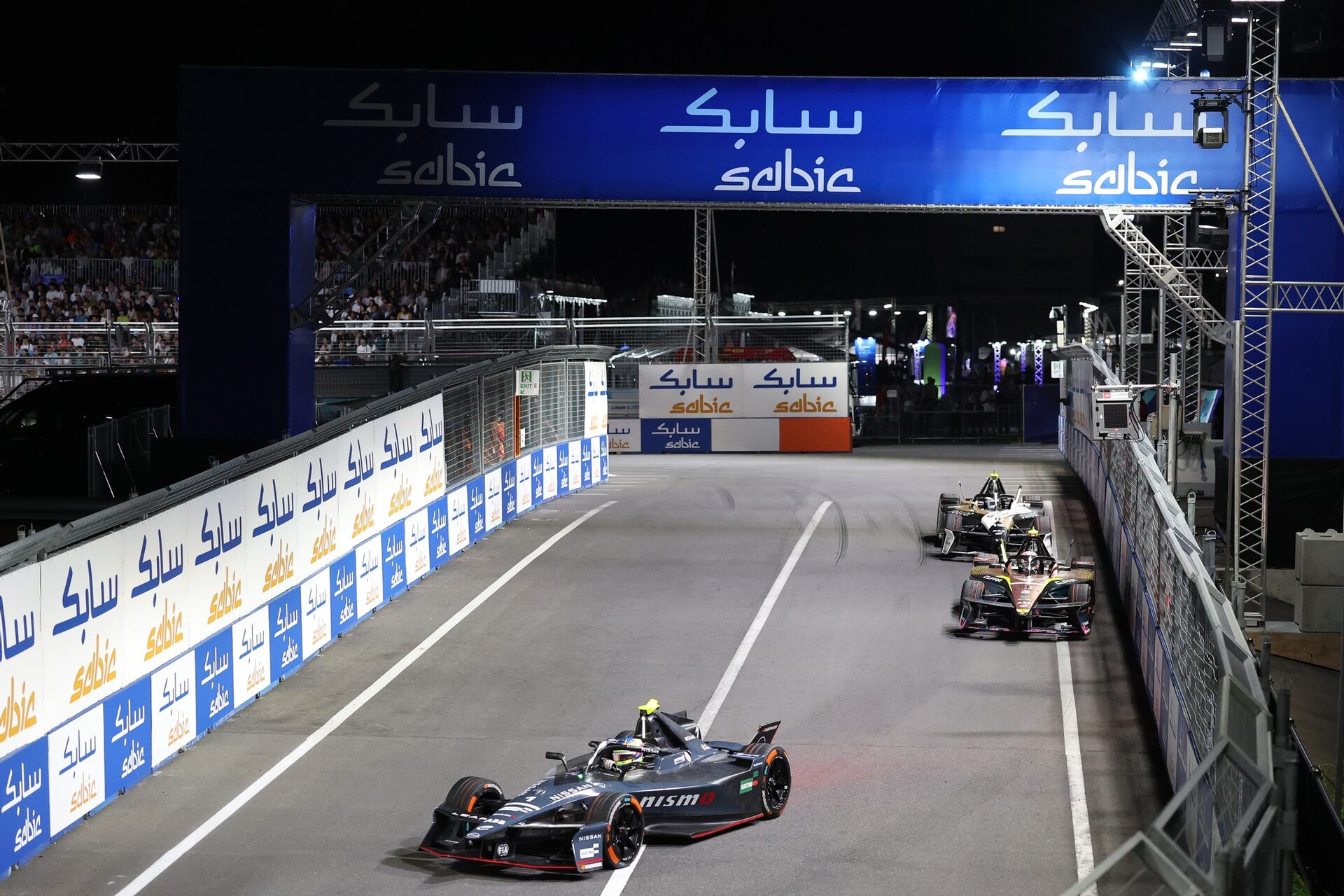 Oliver Rowland de Gran Bretaña pilotando el (1) Nissan Formula E Team Nissan e-4ORCE 05 en pista dur