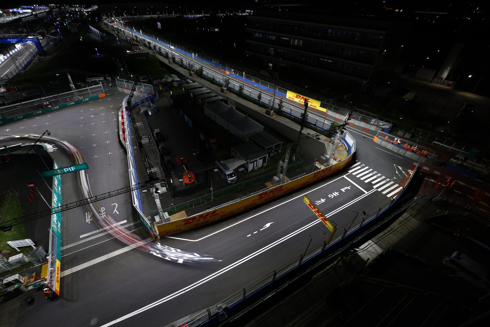 Cars in action en pista durante el Tokio E-Prix, Round 14 of the 2026 FIA Formula E World Championsh