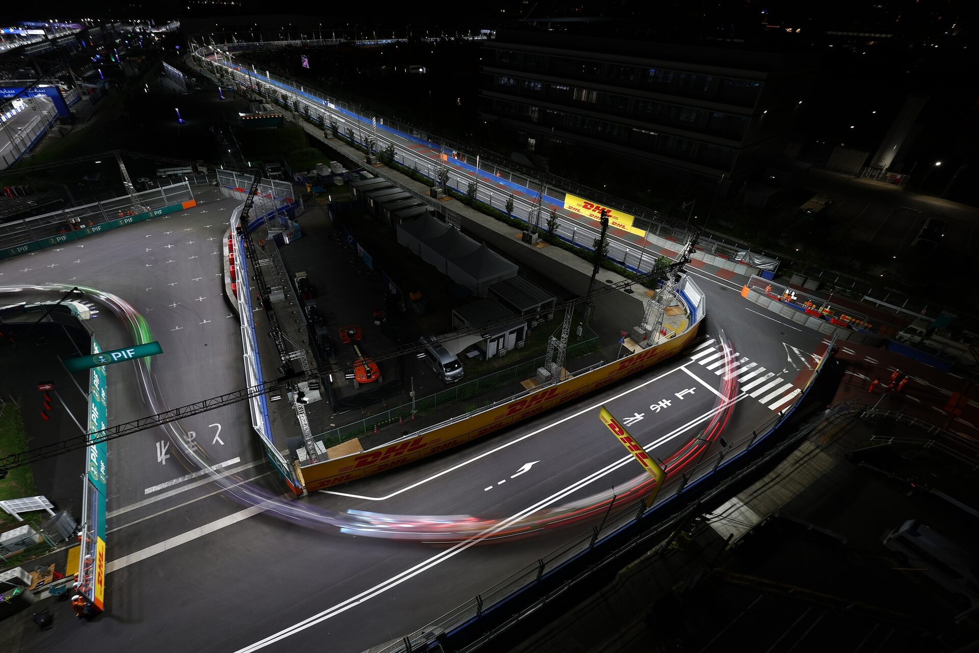Cars in action en pista durante el Tokio E-Prix, Round 14 of the 2026 FIA Formula E World Championsh