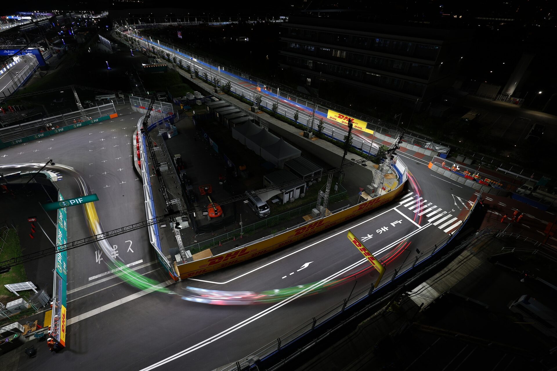 Cars in action en pista durante el Tokio E-Prix, Round 14 of the 2026 FIA Formula E World Championsh