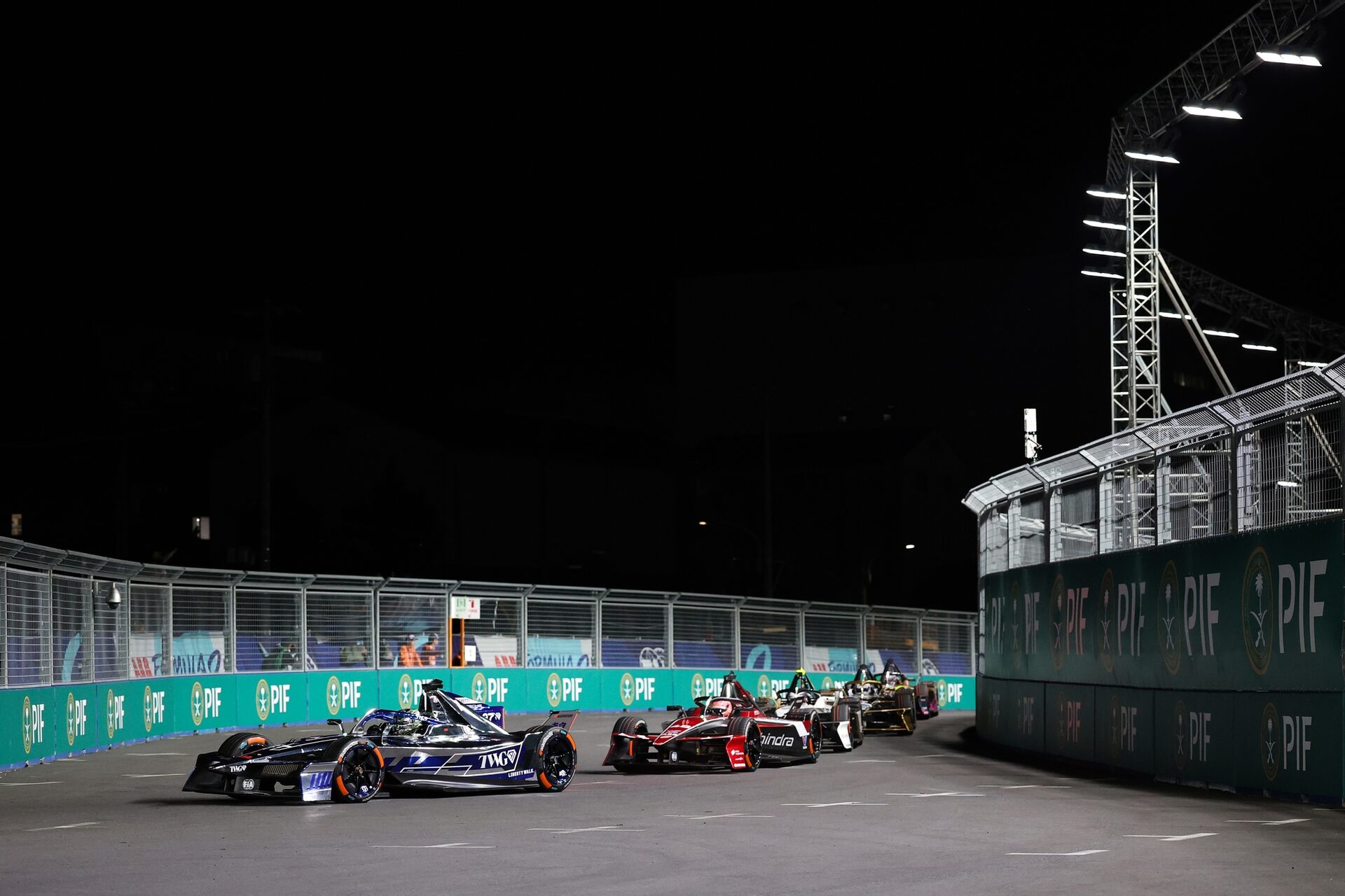 Jake Dennis de Gran Bretaña pilotando el (27) Andretti Formula E Porsche 99X Electric lidera a the f