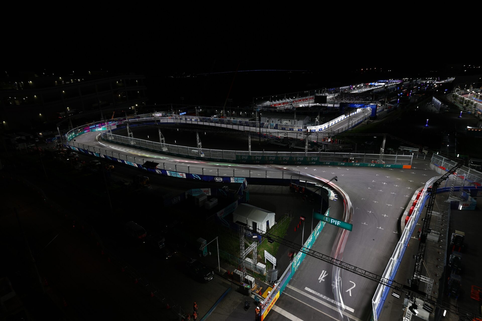 Cars in action en pista durante el Tokio E-Prix, Round 14 of the 2026 FIA Formula E World Championsh
