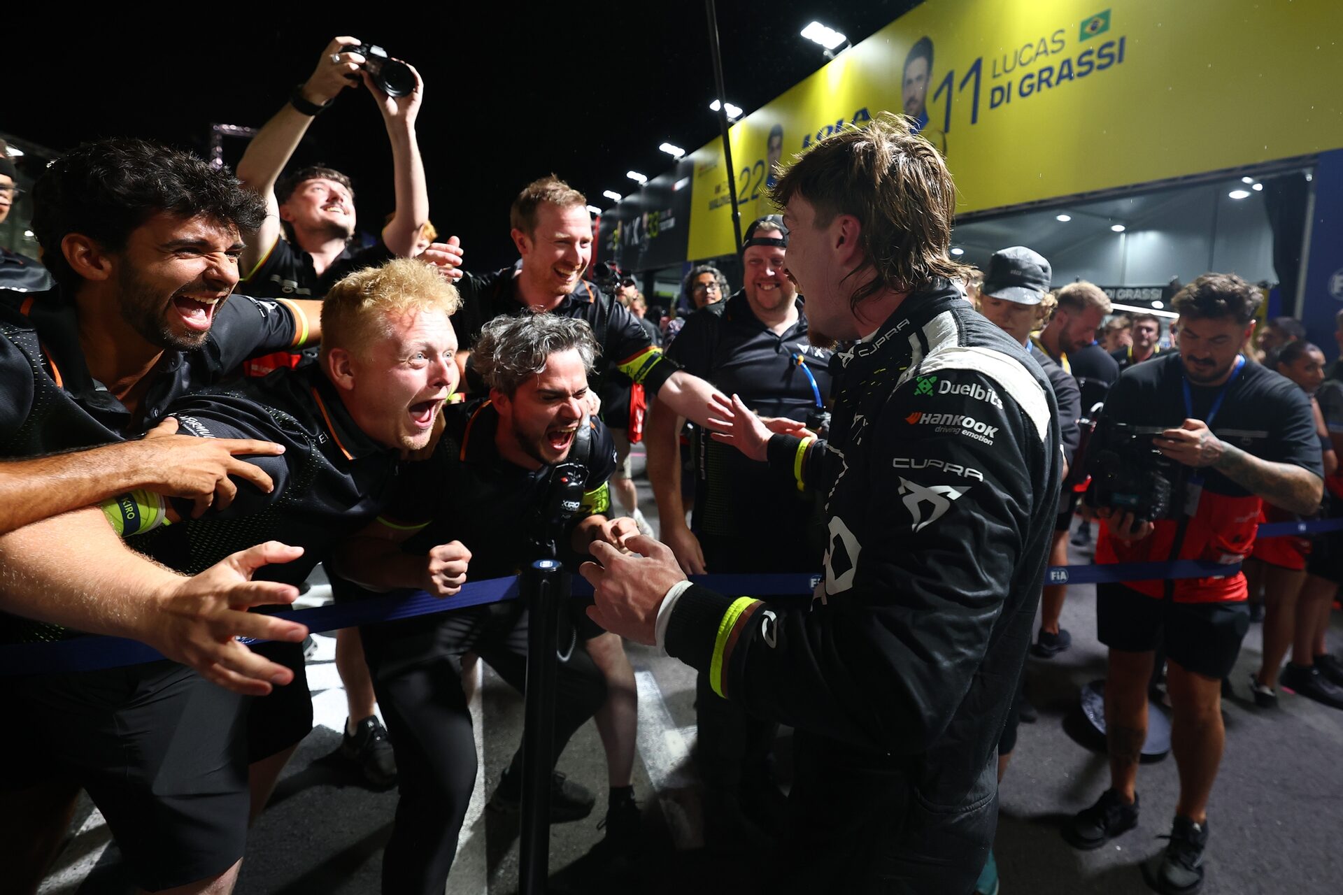 Ganador de la carrera Dan Ticktum de Gran Bretaña and CUPRA KIRO celebra en el parque cerrado with t