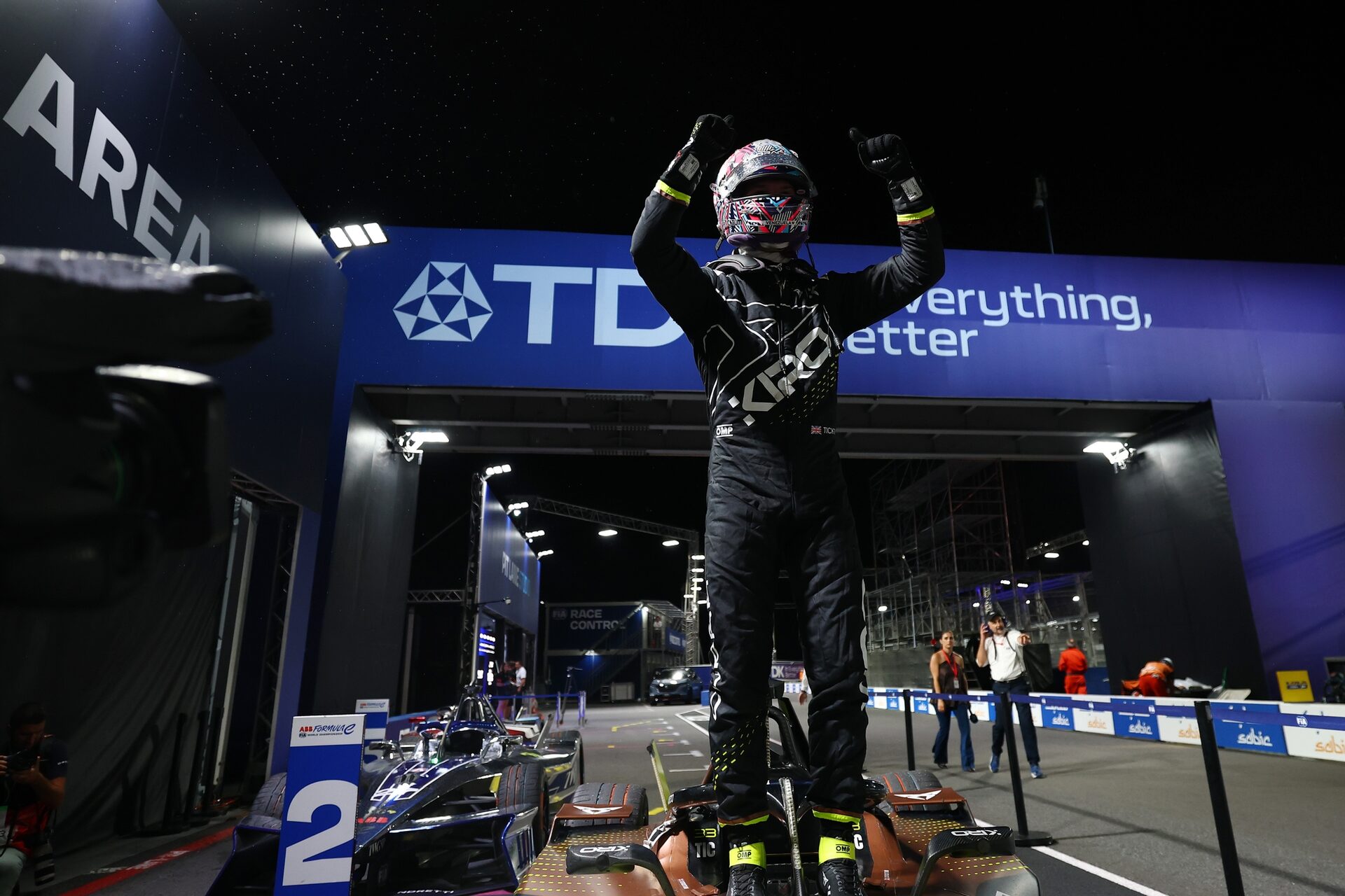 Ganador de la carrera Dan Ticktum de Gran Bretaña and CUPRA KIRO celebra en el parque cerrado durant