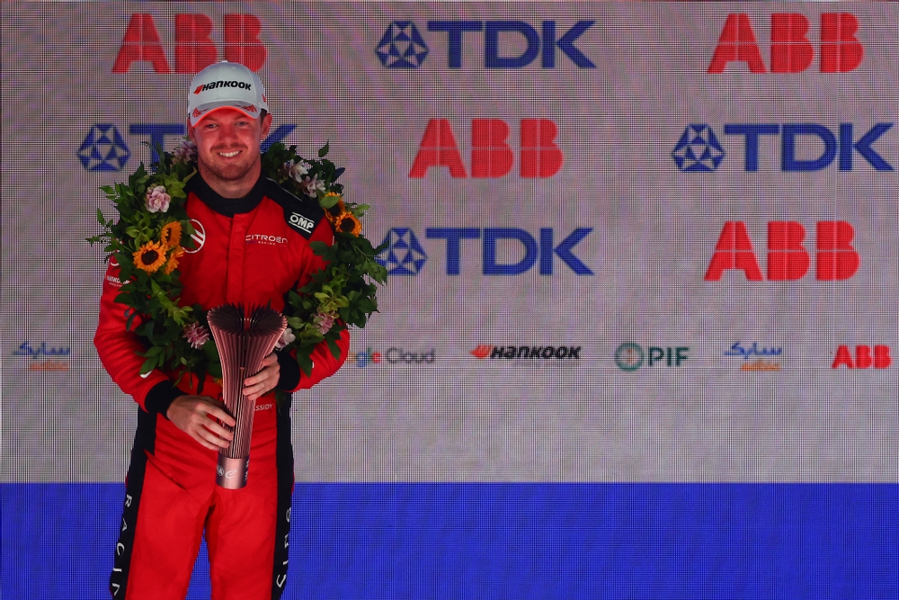 El tercer clasificado Nick Cassidy de Nueva Zelanda y Citroën Racing en el podio con su trofeo duran