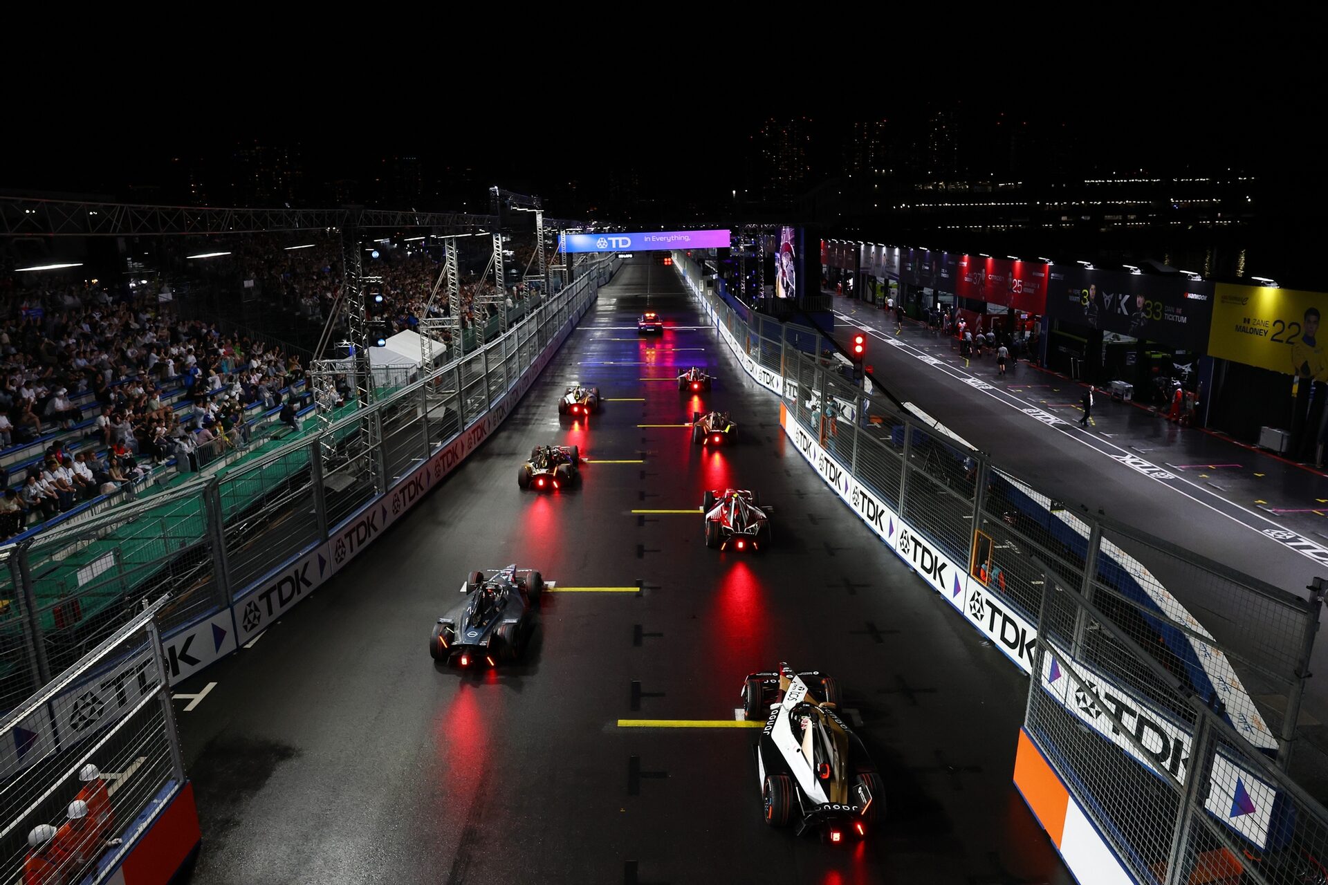 Mitch Evans de Nueva Zelanda pilotando el (9) Jaguar TCS Racing Jaguar I-TYPE 7 lines up on the grid