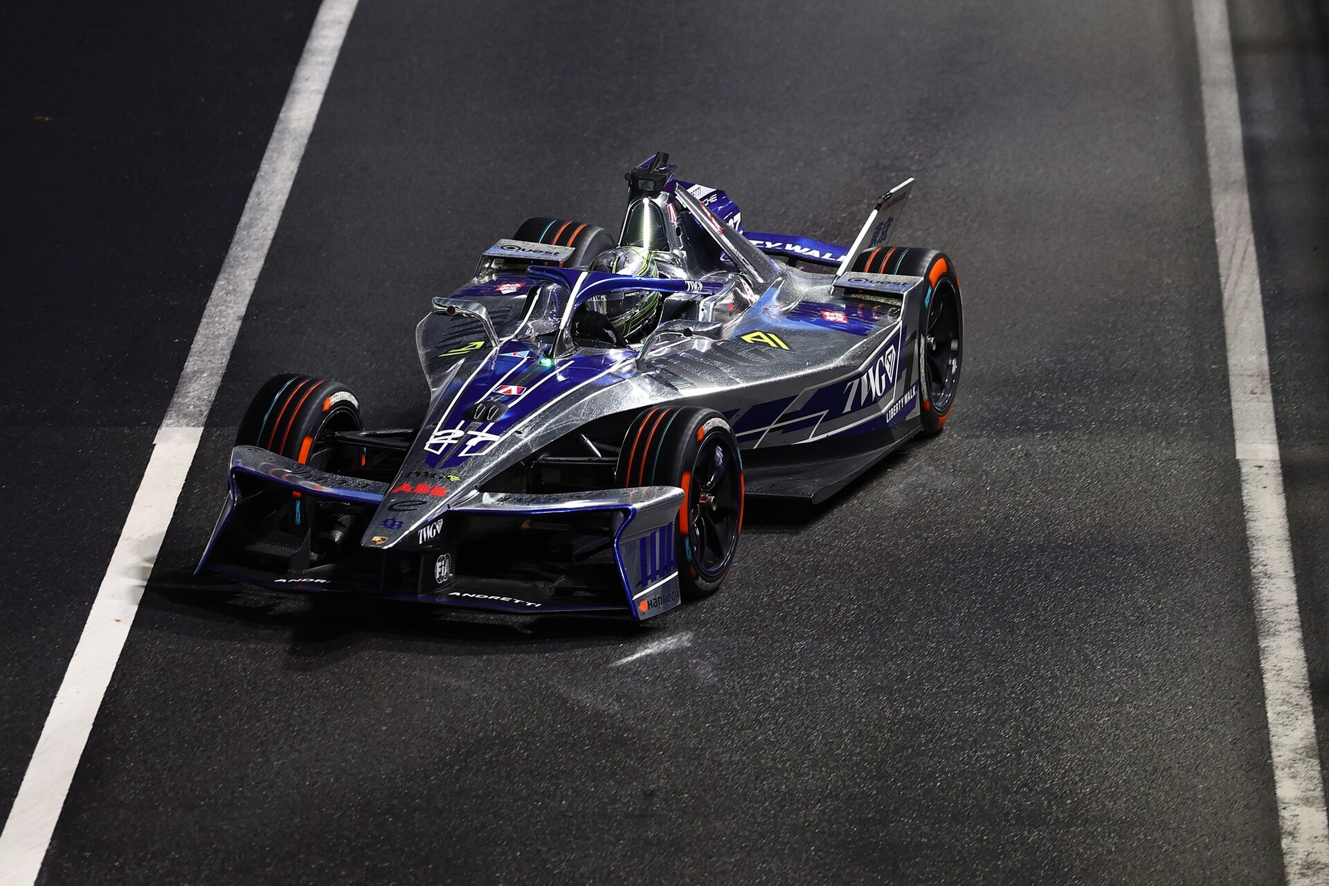 Jake Dennis de Gran Bretaña pilotando el (27) Andretti Formula E Porsche 99X Electric en pista duran