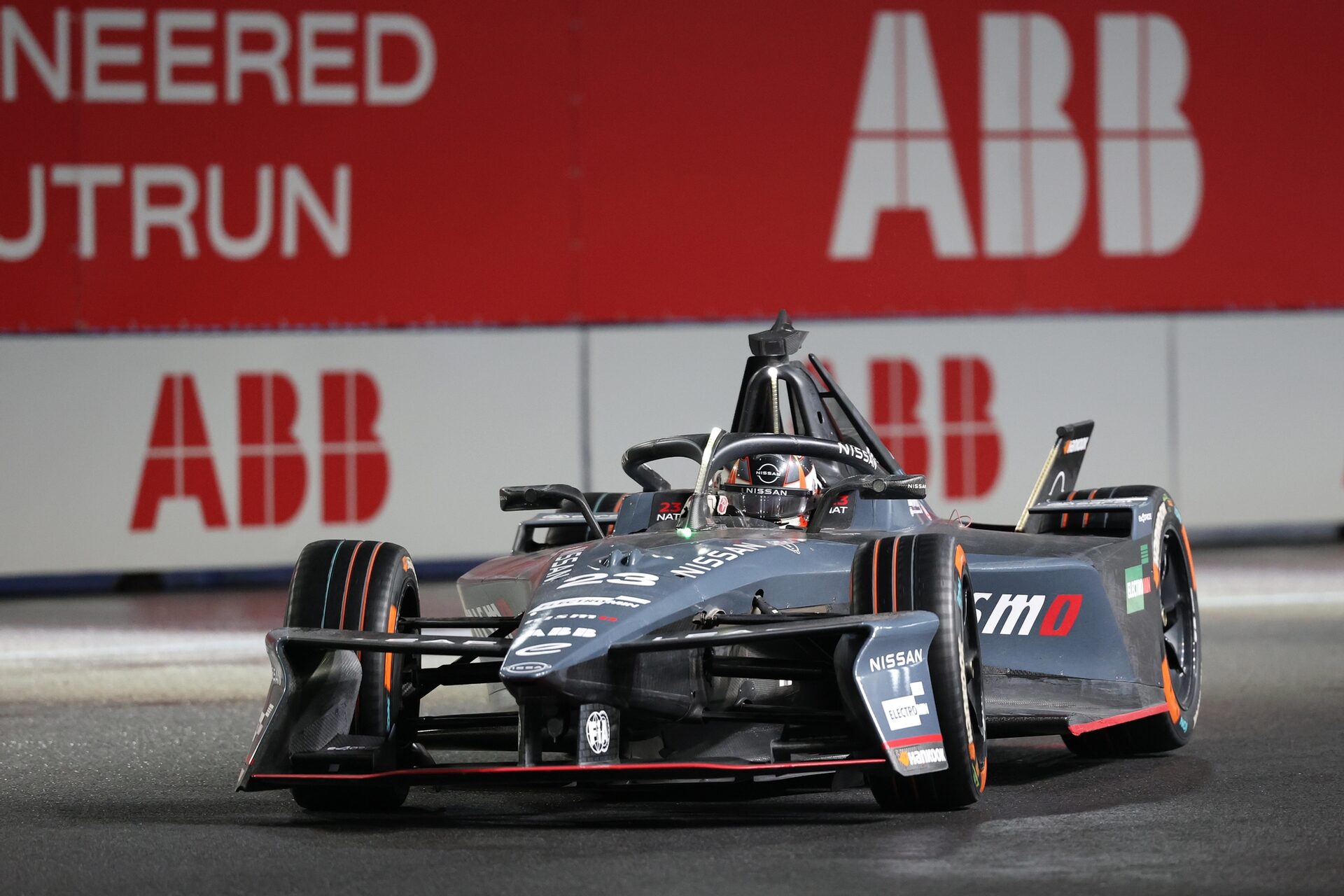 Norman Nato de Francia pilotando el (23) Nissan Formula E Team Nissan e-4ORCE 05 en pista durante el