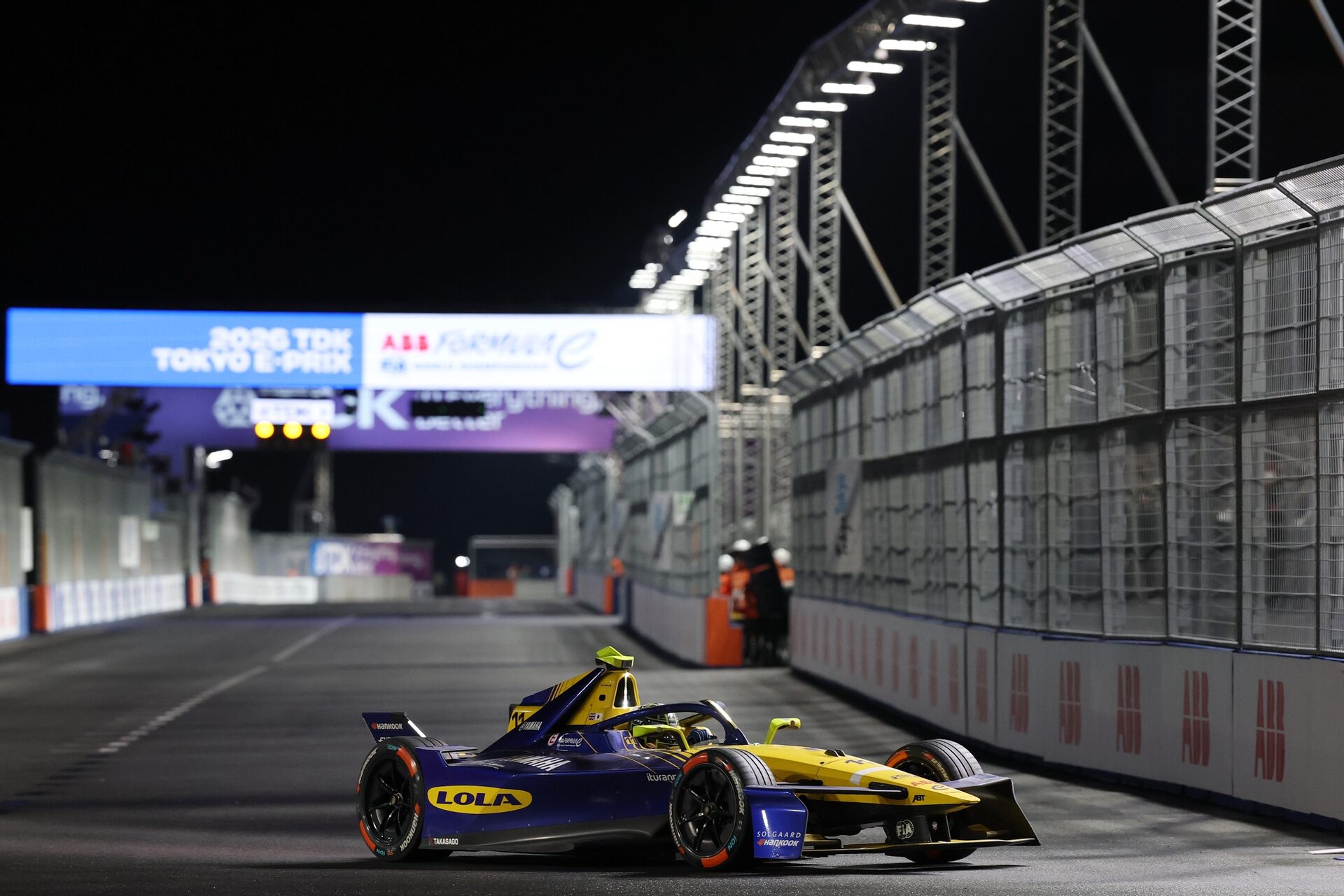 Lucas di Grassi de Brasil pilotando el (11) Lola Yamaha ABT Formula E Team Lola-Yamaha T001 en pista