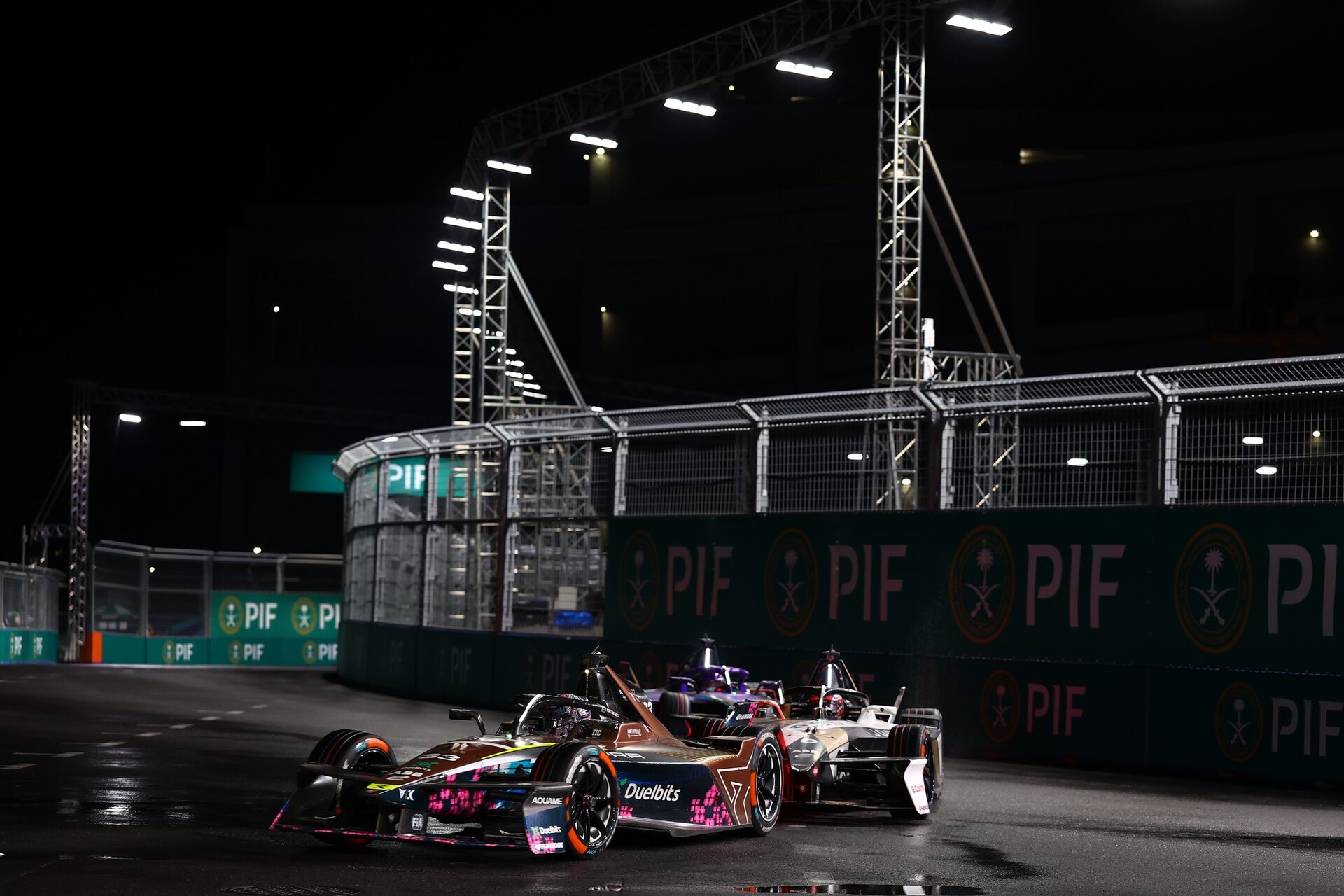 Dan Ticktum de Gran Bretaña pilotando el (33) CUPRA KIRO Porsche 99X Electric WCG3 en pista durante 