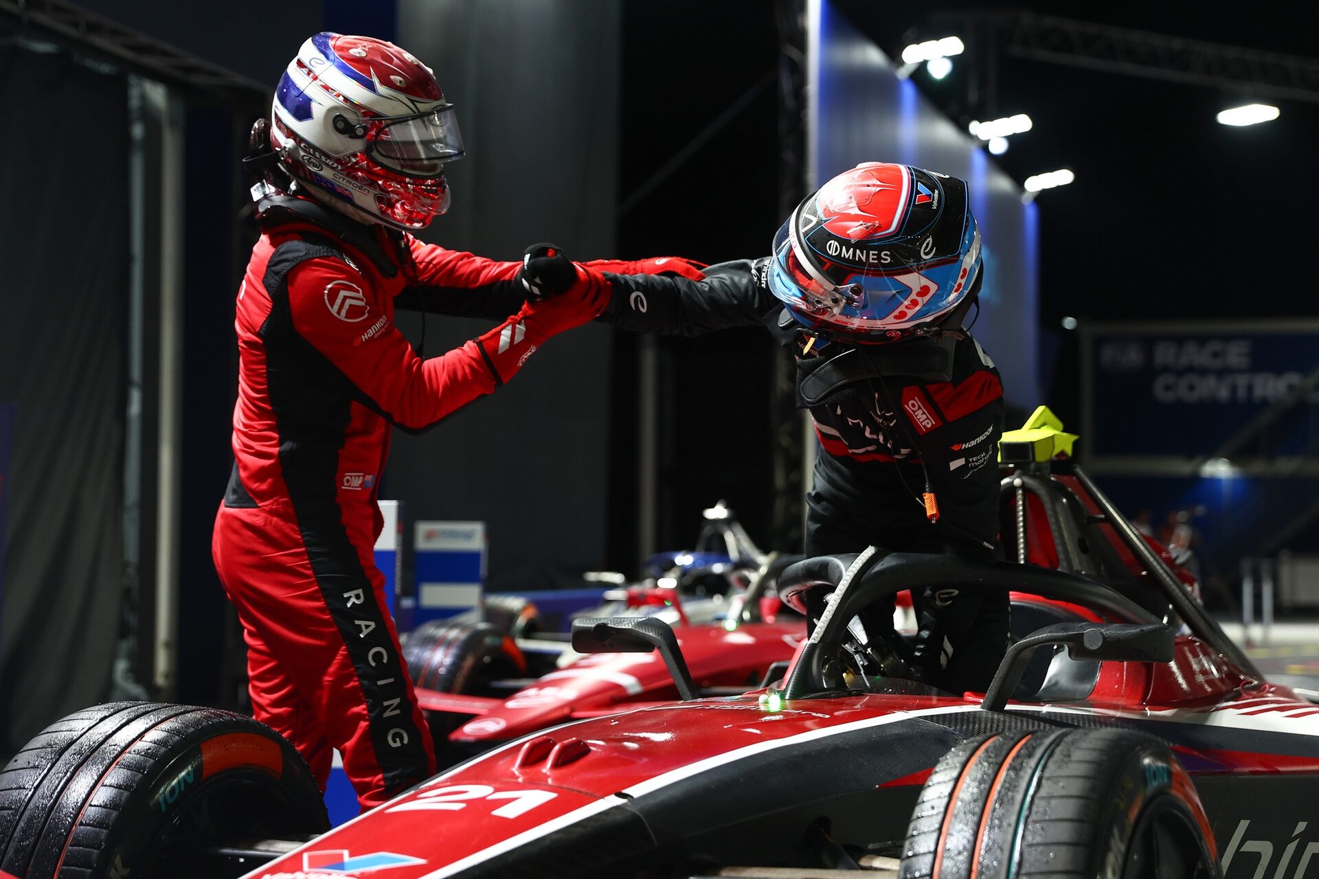 Ganador de la carrera Nyck de Vries de los Países Bajos and Mahindra Racing is congratulated by Segu