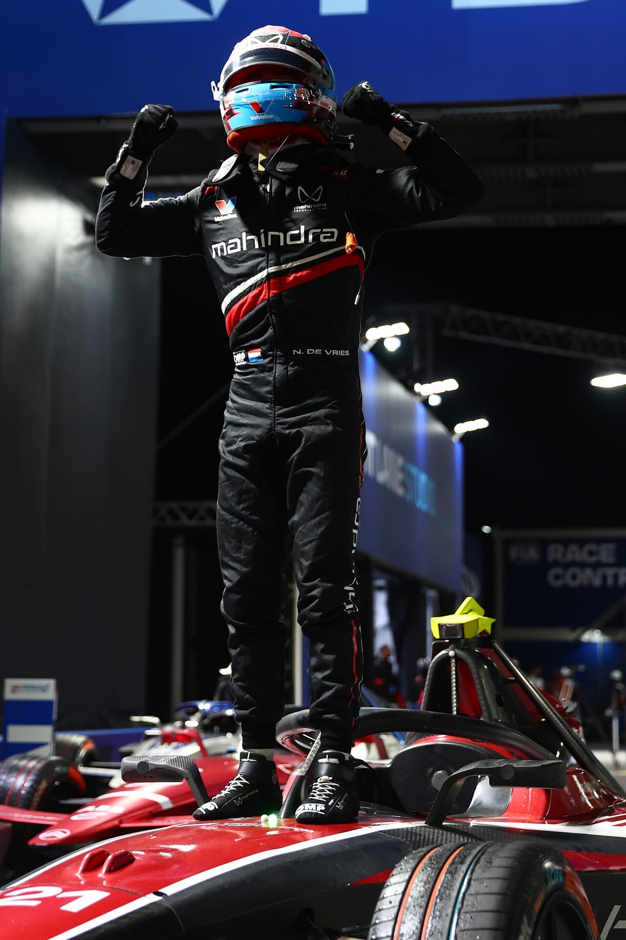Ganador de la carrera Nyck de Vries de los Países Bajos and Mahindra Racing celebra en el parque cer