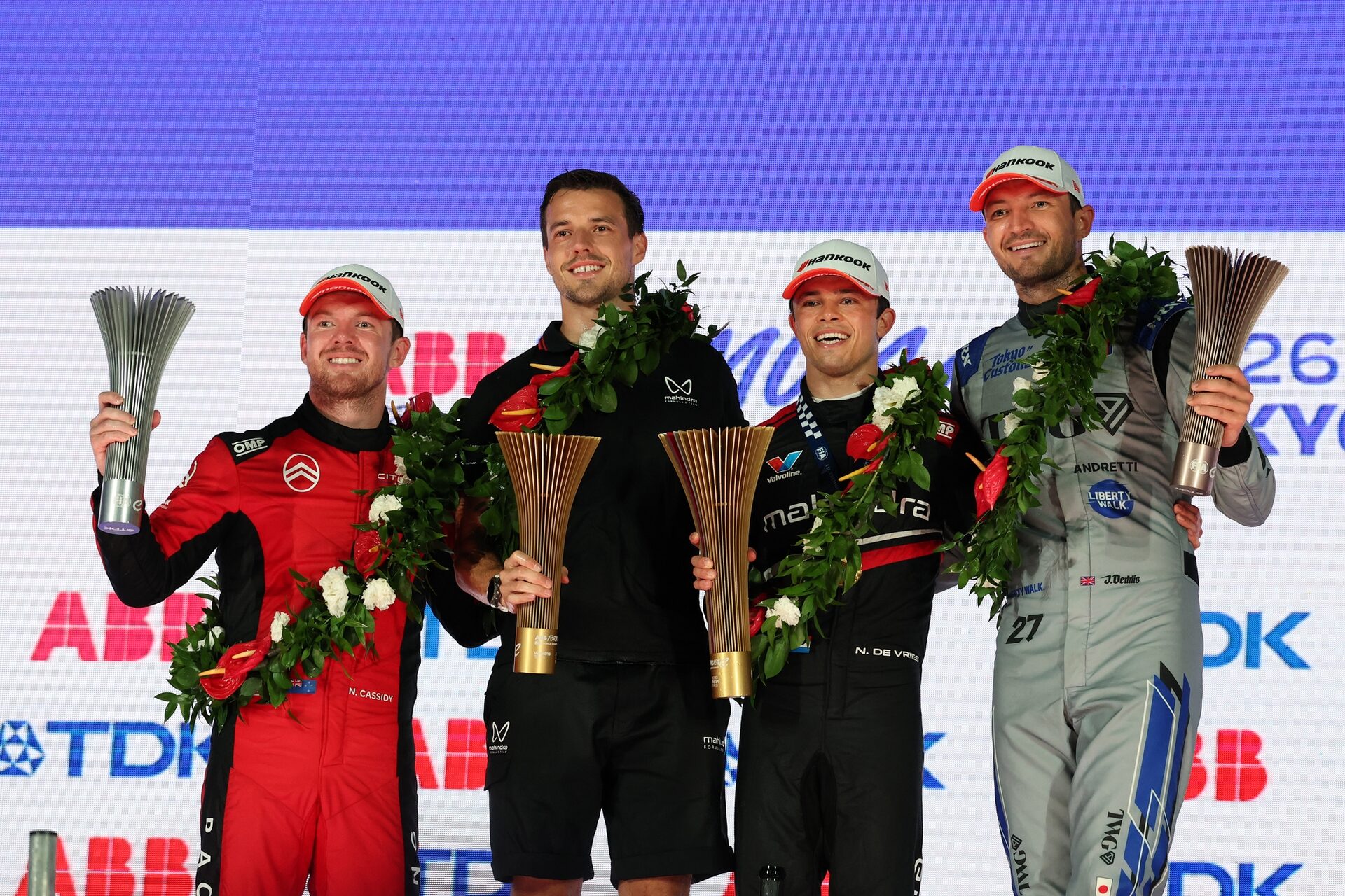 Ganador de la carrera Nyck de Vries de los Países Bajos and Mahindra Racing, Segundo clasificado Nic