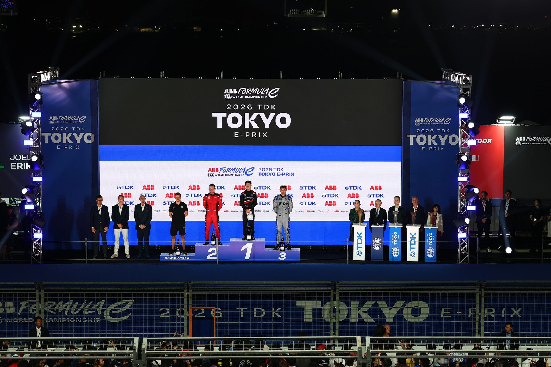 Ganador de la carrera Nyck de Vries de los Países Bajos and Mahindra Racing, Segundo clasificado Nic