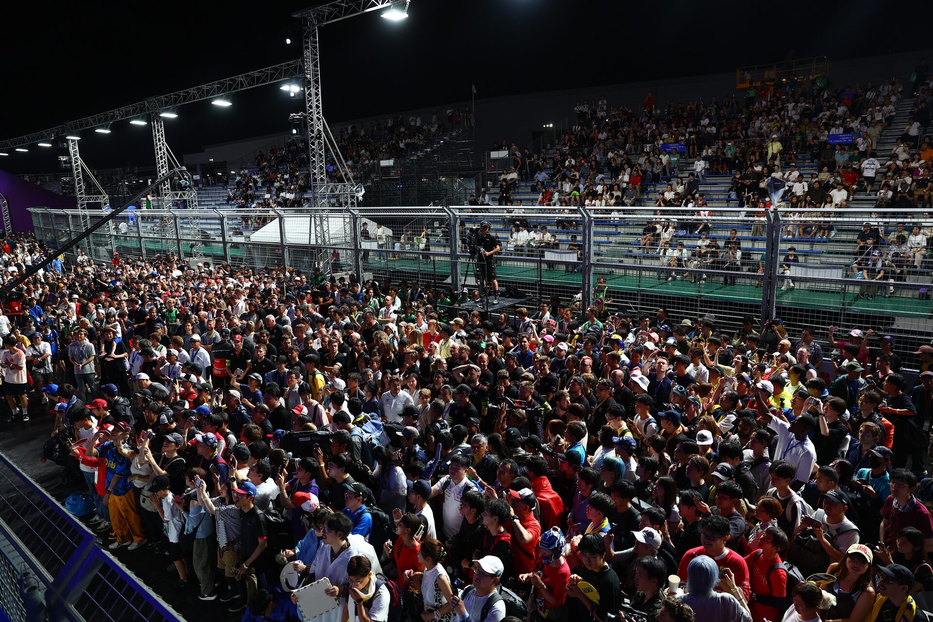 Fans gather en pista to watch the podium ceremony after the Tokyo E-Prix, Ronda 15 del Campeonato Mu