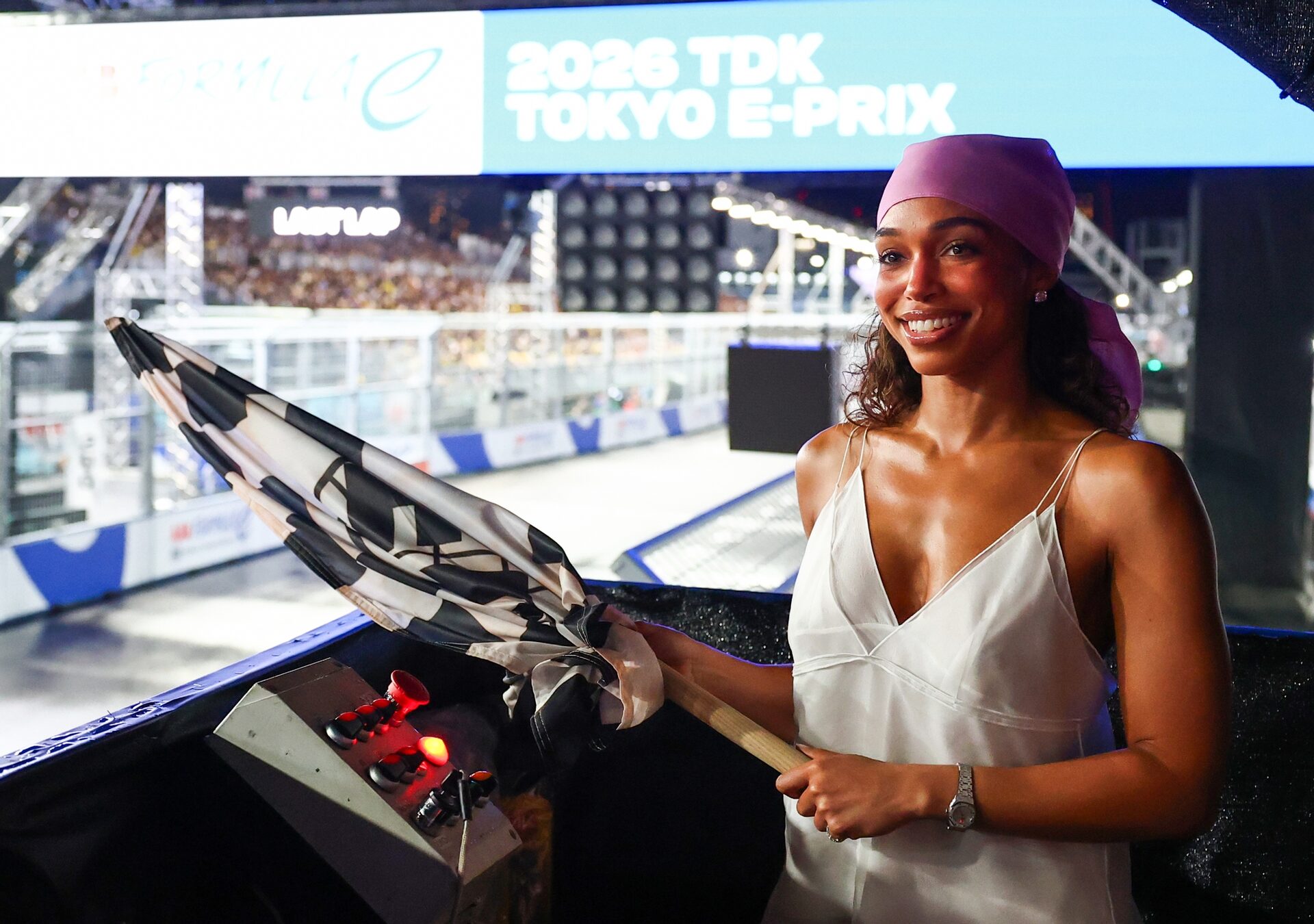 Lori Harvey waves the chequered flag durante el Tokio E-Prix, Ronda 15 del Campeonato Mundial de Fór