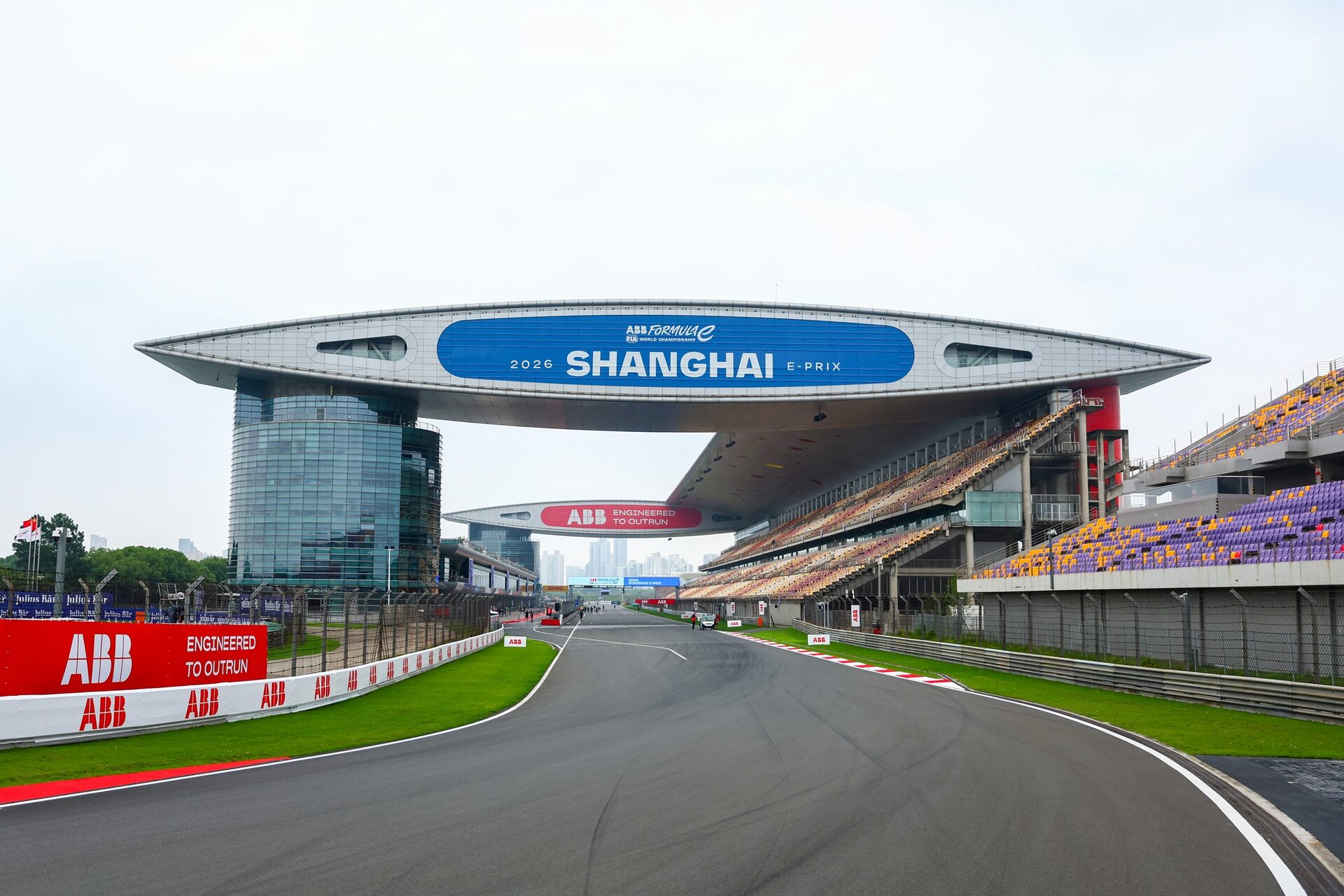 Una vista general del branding de ABB en la pista, previo al Shanghai E-Prix en el Shanghai