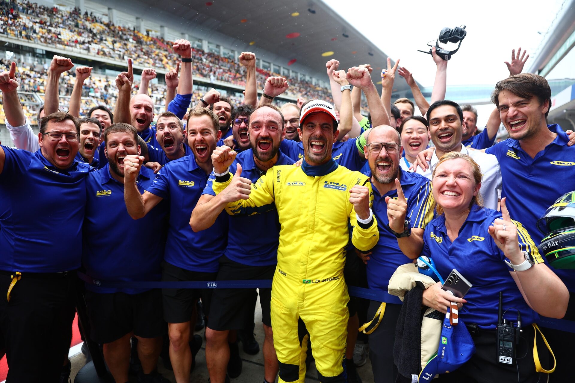 El ganador de la carrera Lucas di Grassi de Brasil y el Lola Yamaha ABT Formula E Team celebra en el parque cerrado wi