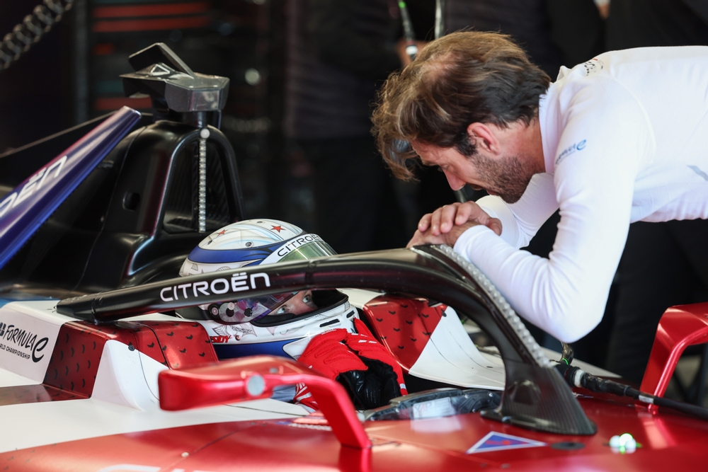Nick Cassidy de Nueva Zelanda y Citroën Racing conversa con Jean-Éric Vergne de Francia y Citroën Ra