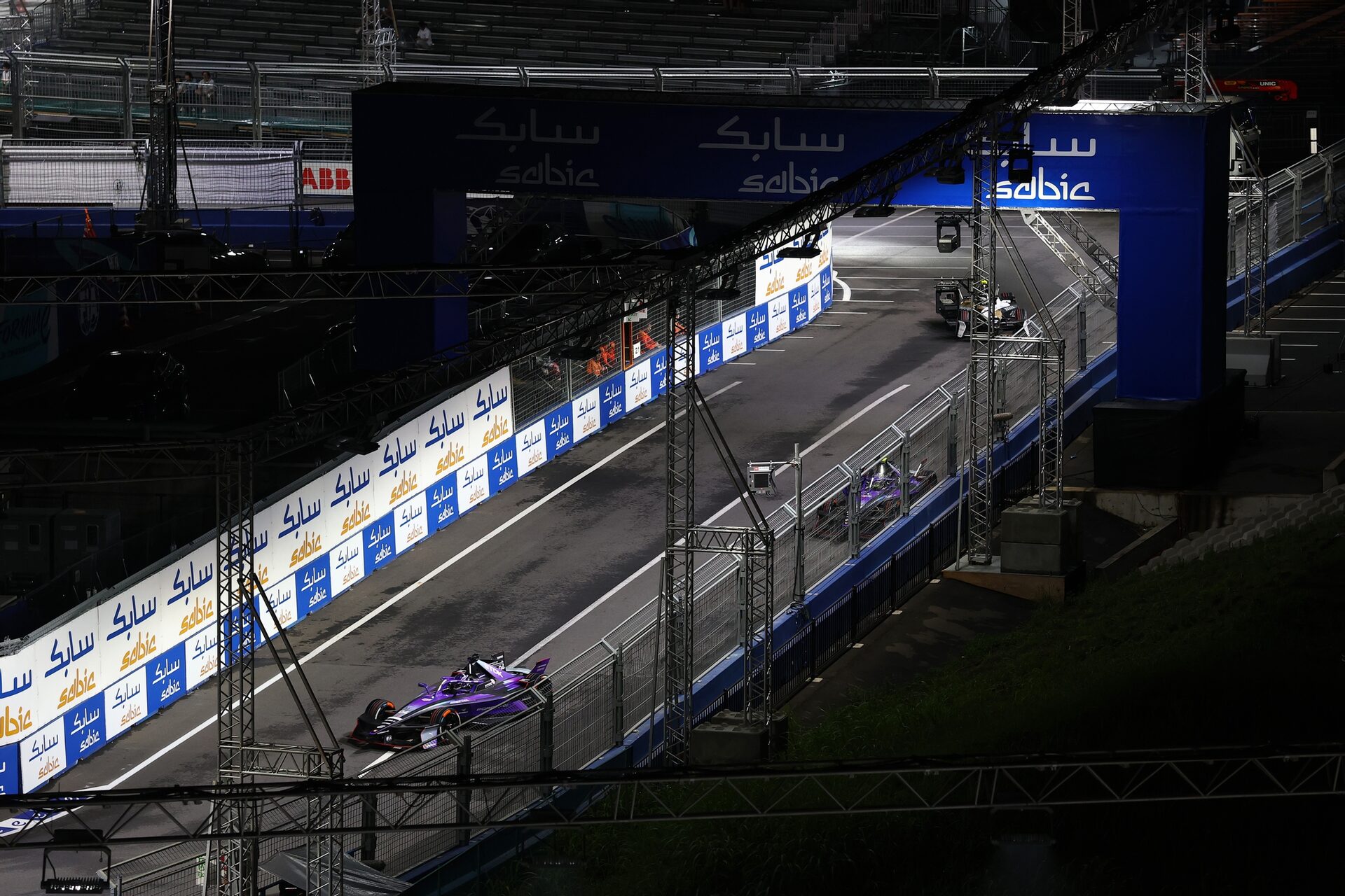 Pascal Wehrlein de Alemania pilotando el (94) Porsche Formula E Team Porsche 99X Electric en pista d