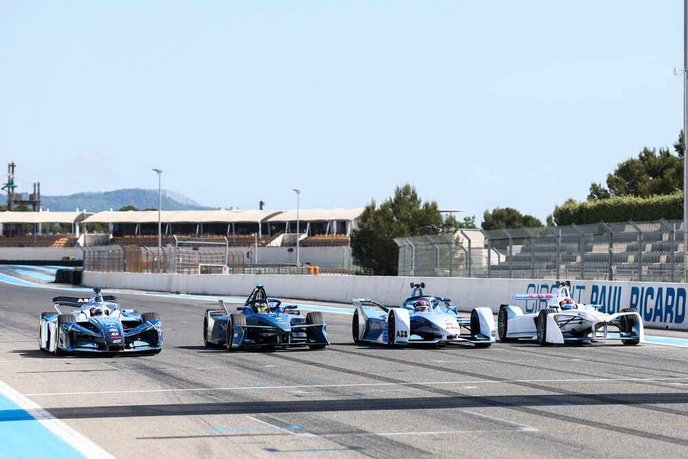 James Rossiter de Gran Bretaña driving the GEN4 Formula E car, Jake Dennis de Gran Bretaña driving t