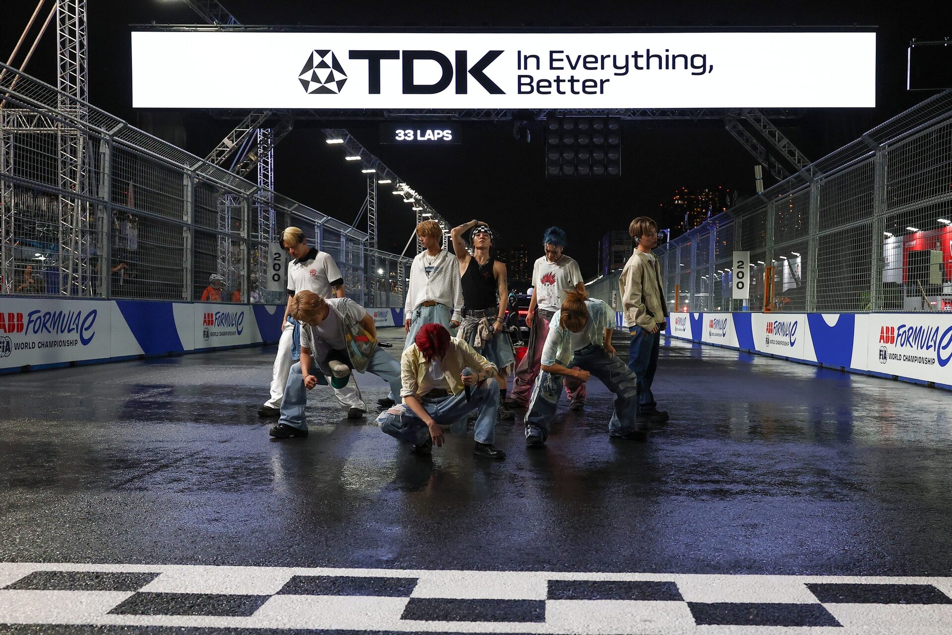 Boy Band, One or Eight perform on the grid previa al Tokio E-Prix, Ronda 15 del Campeonato Mundial d
